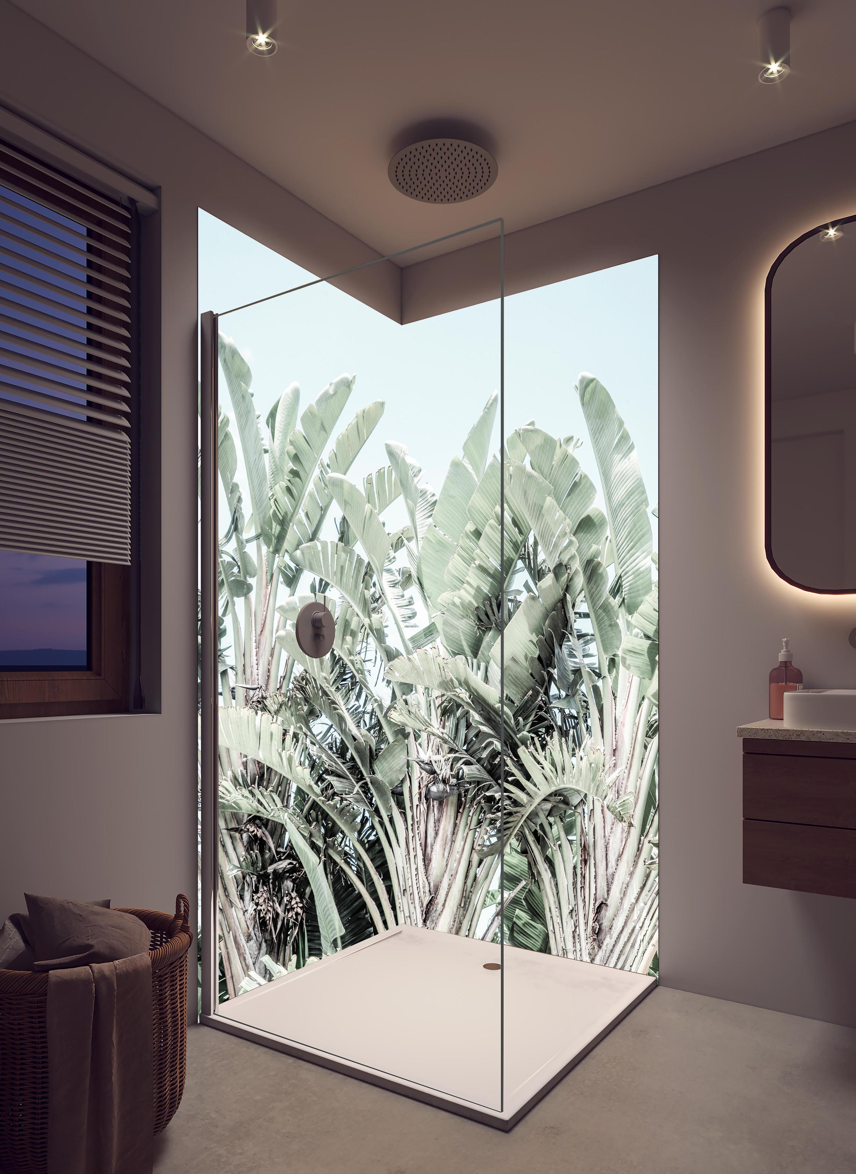 Duschrückwand - Exotische grün-weiße Palmenblätter in hellem Badezimmer mit Regenduschkopf - zweiteilige Eck-Duschrückwand