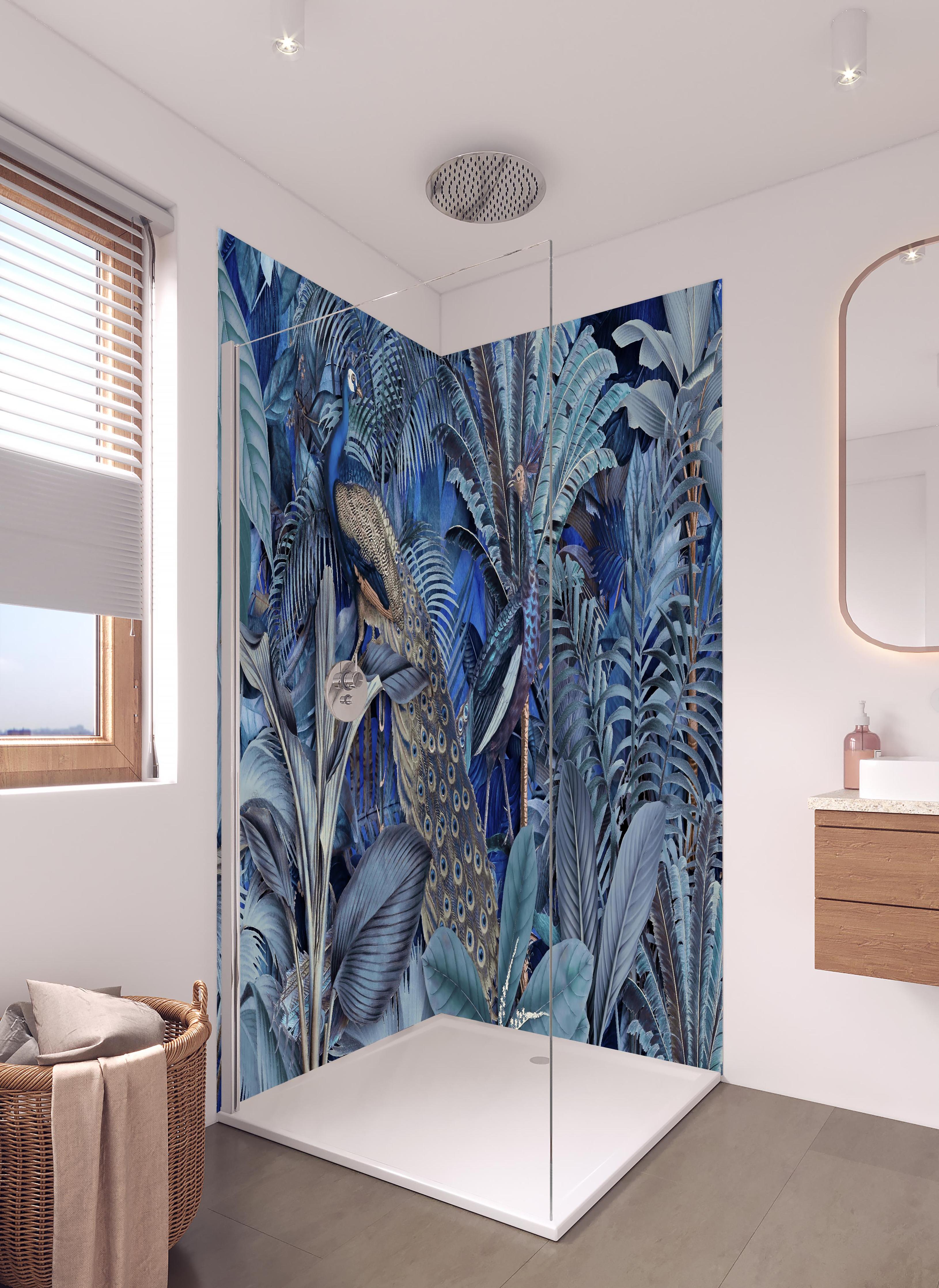 Duschrückwand - Exotischer Garten - Blaue Pfauen in hellem Badezimmer mit Regenduschkopf - zweiteilige Eck-Duschrückwand