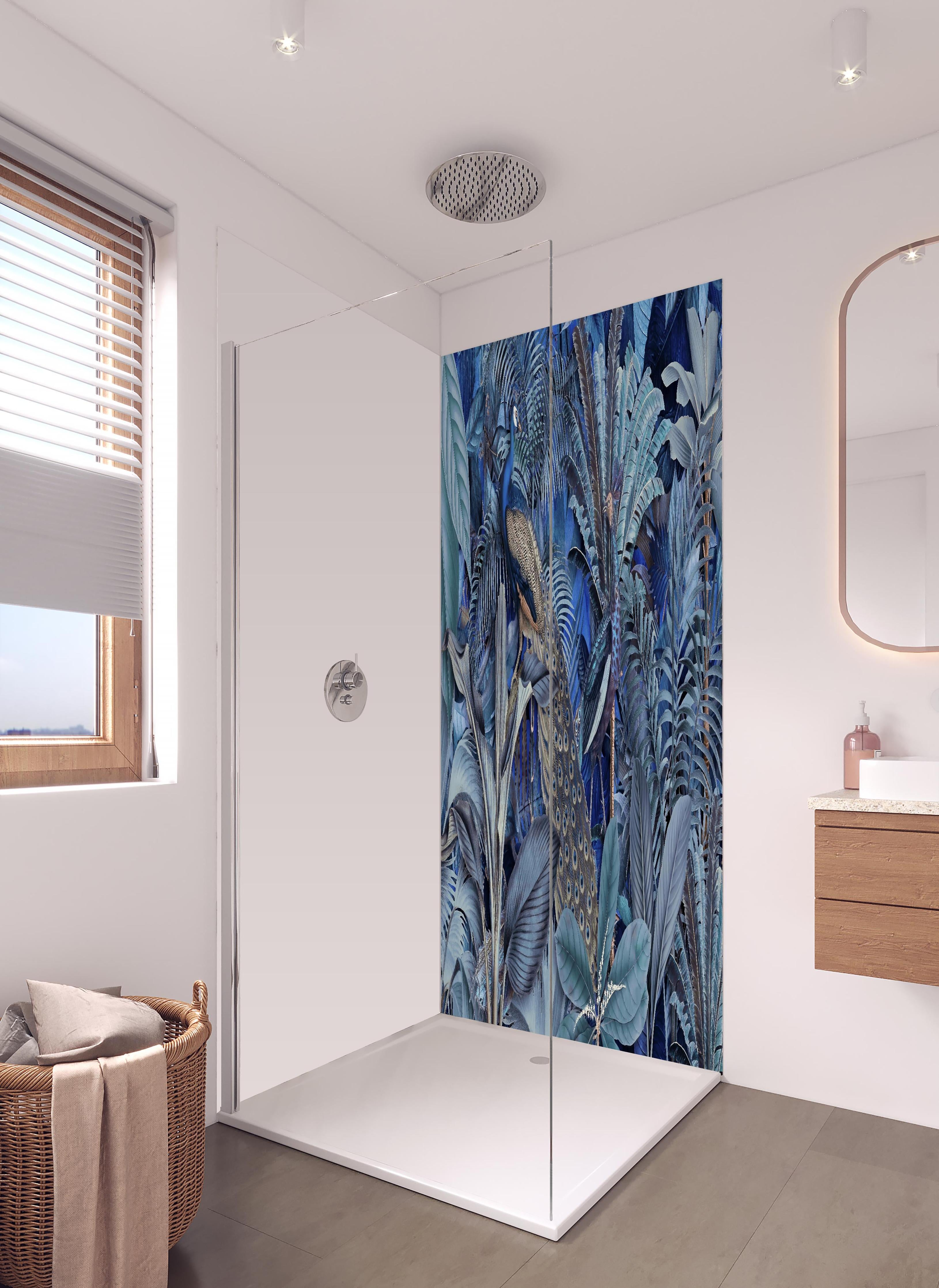 Duschrückwand - Exotischer Garten - Blaue Pfauen in hellem Badezimmer mit Regenduschkopf - zweiteilige Eck-Duschrückwand