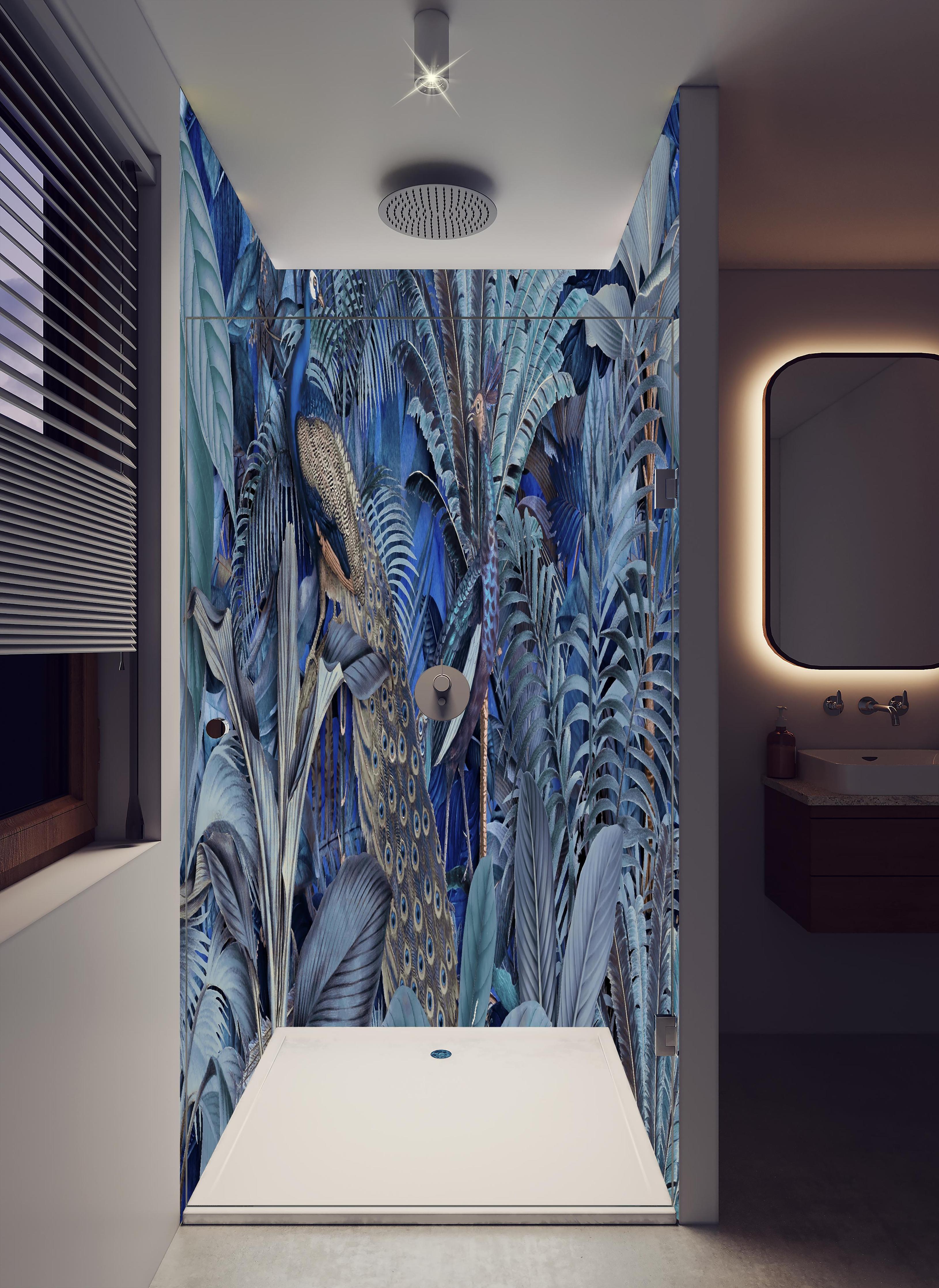 Duschrückwand - Exotischer Garten - Blaue Pfauen in hellem Badezimmer mit Regenduschkopf - zweiteilige Eck-Duschrückwand
