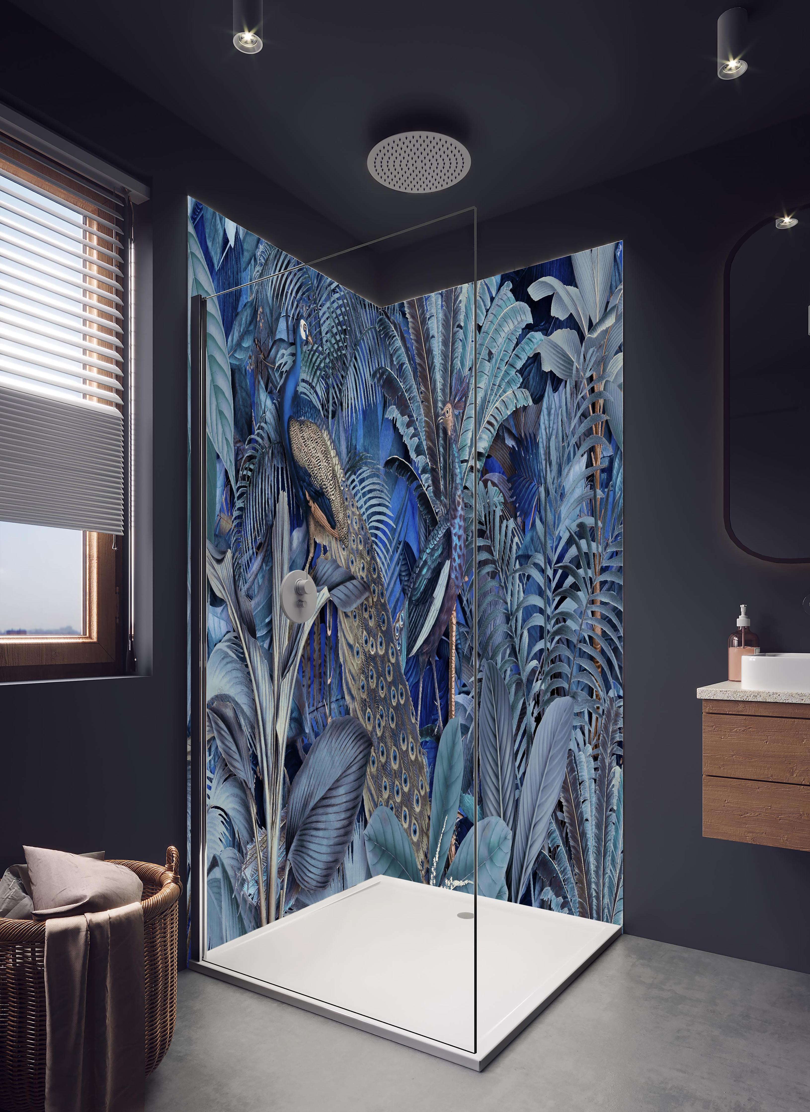 Duschrückwand - Exotischer Garten - Blaue Pfauen in hellem Badezimmer mit Regenduschkopf - zweiteilige Eck-Duschrückwand