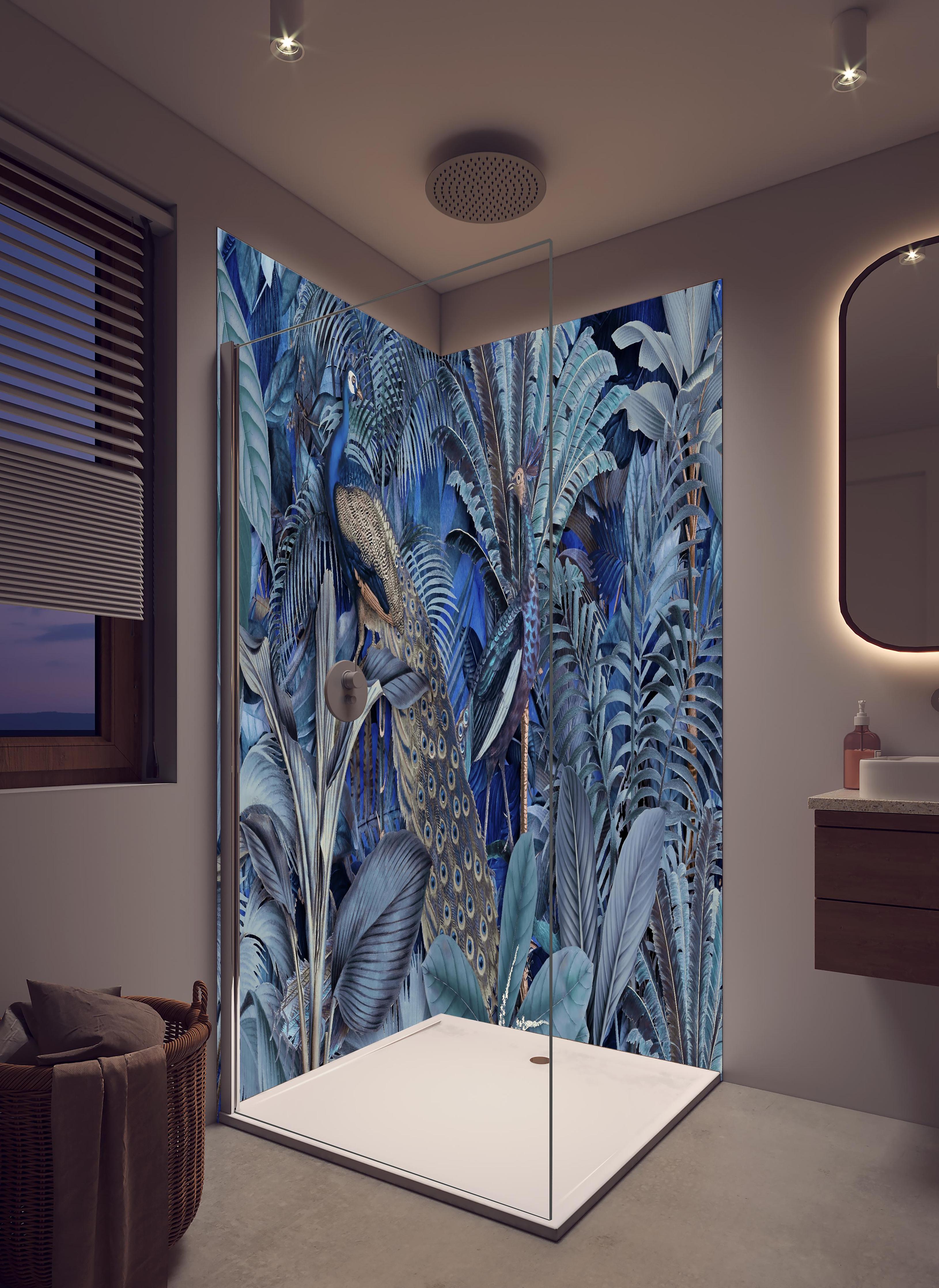 Duschrückwand - Exotischer Garten - Blaue Pfauen in hellem Badezimmer mit Regenduschkopf - zweiteilige Eck-Duschrückwand