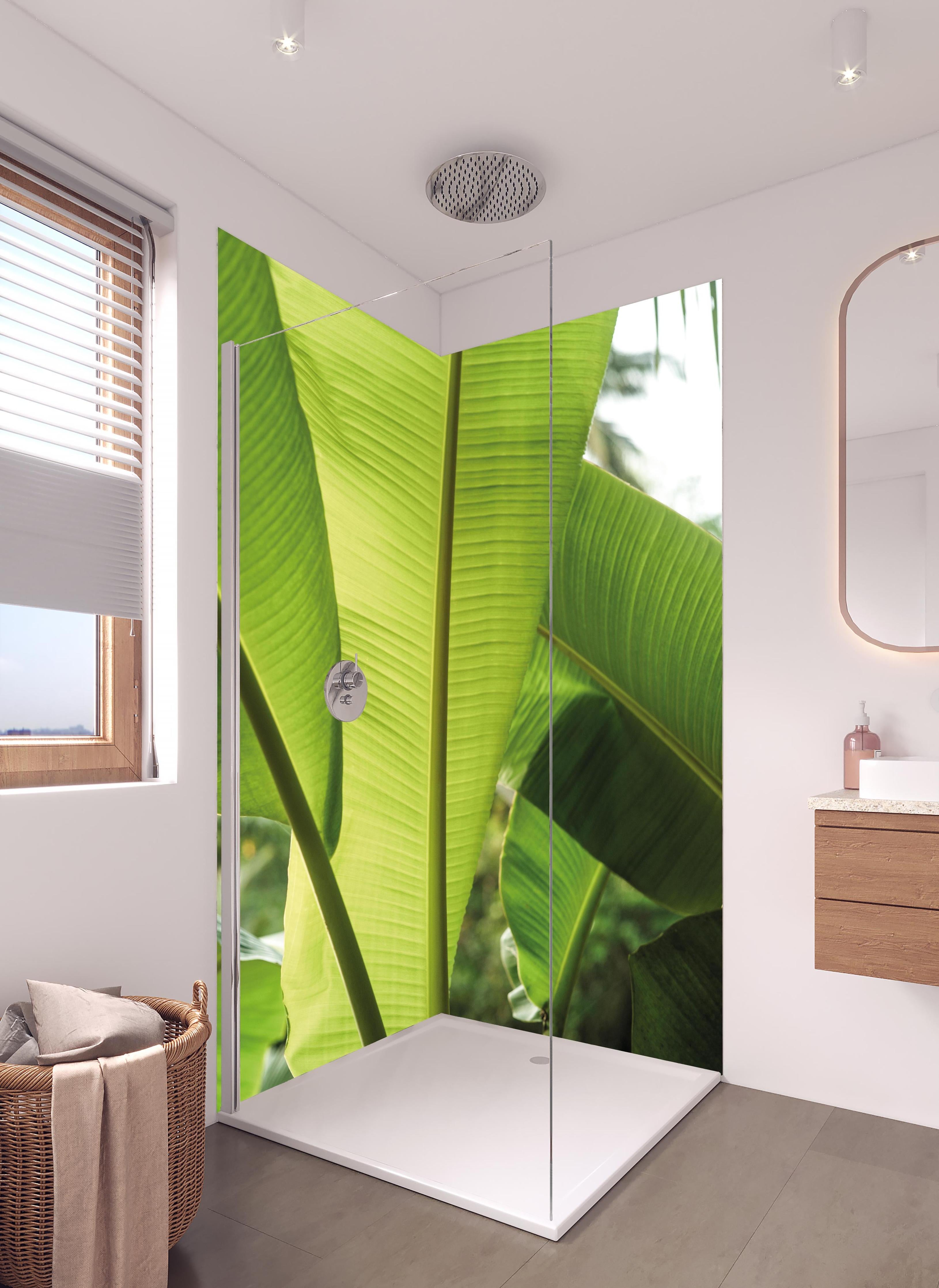 Duschrückwand - Exotisches Grünes Tropenblatt Nahaufnahme in hellem Badezimmer mit Regenduschkopf - zweiteilige Eck-Duschrückwand