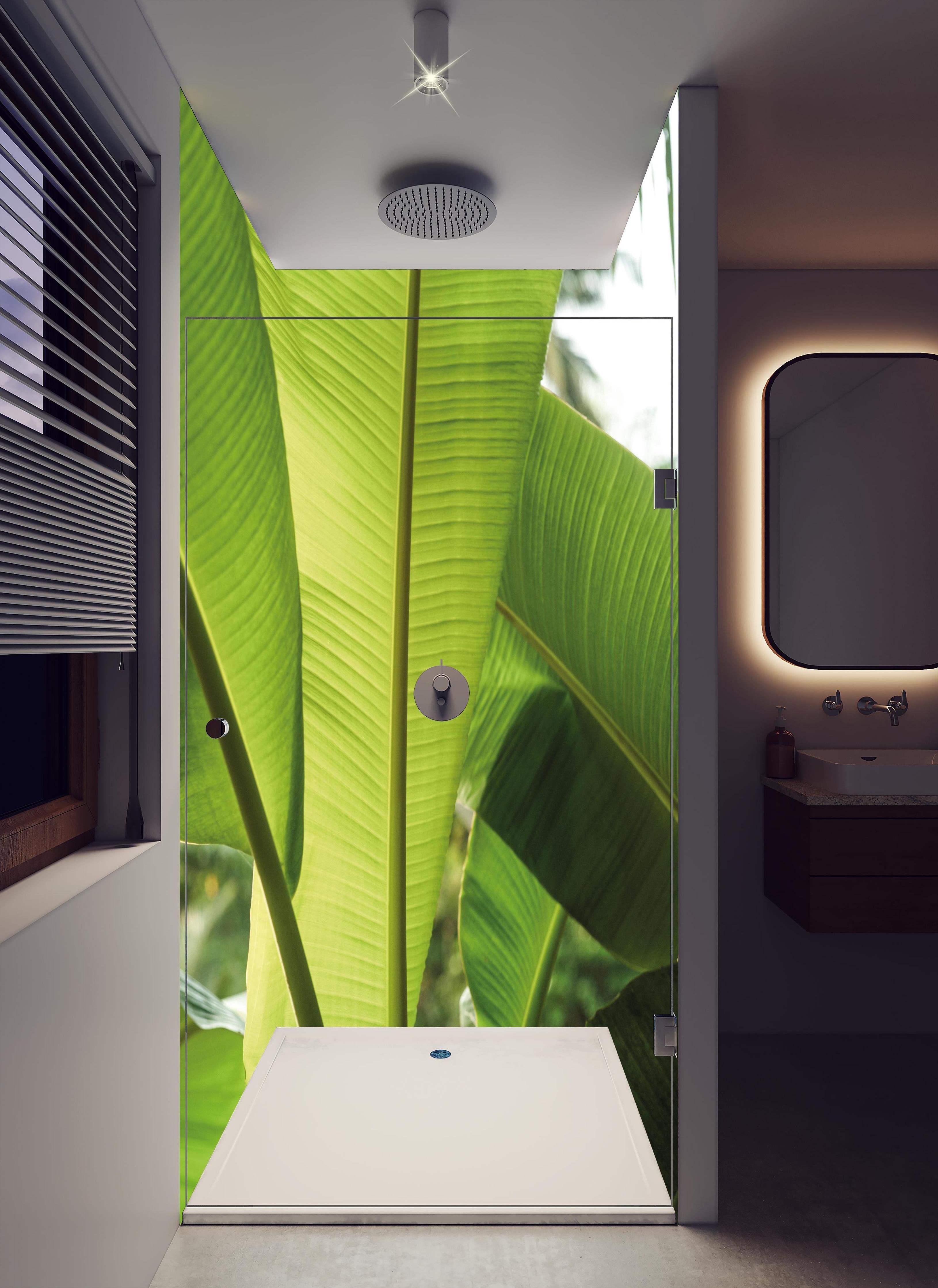 Duschrückwand - Exotisches Grünes Tropenblatt Nahaufnahme in hellem Badezimmer mit Regenduschkopf - zweiteilige Eck-Duschrückwand