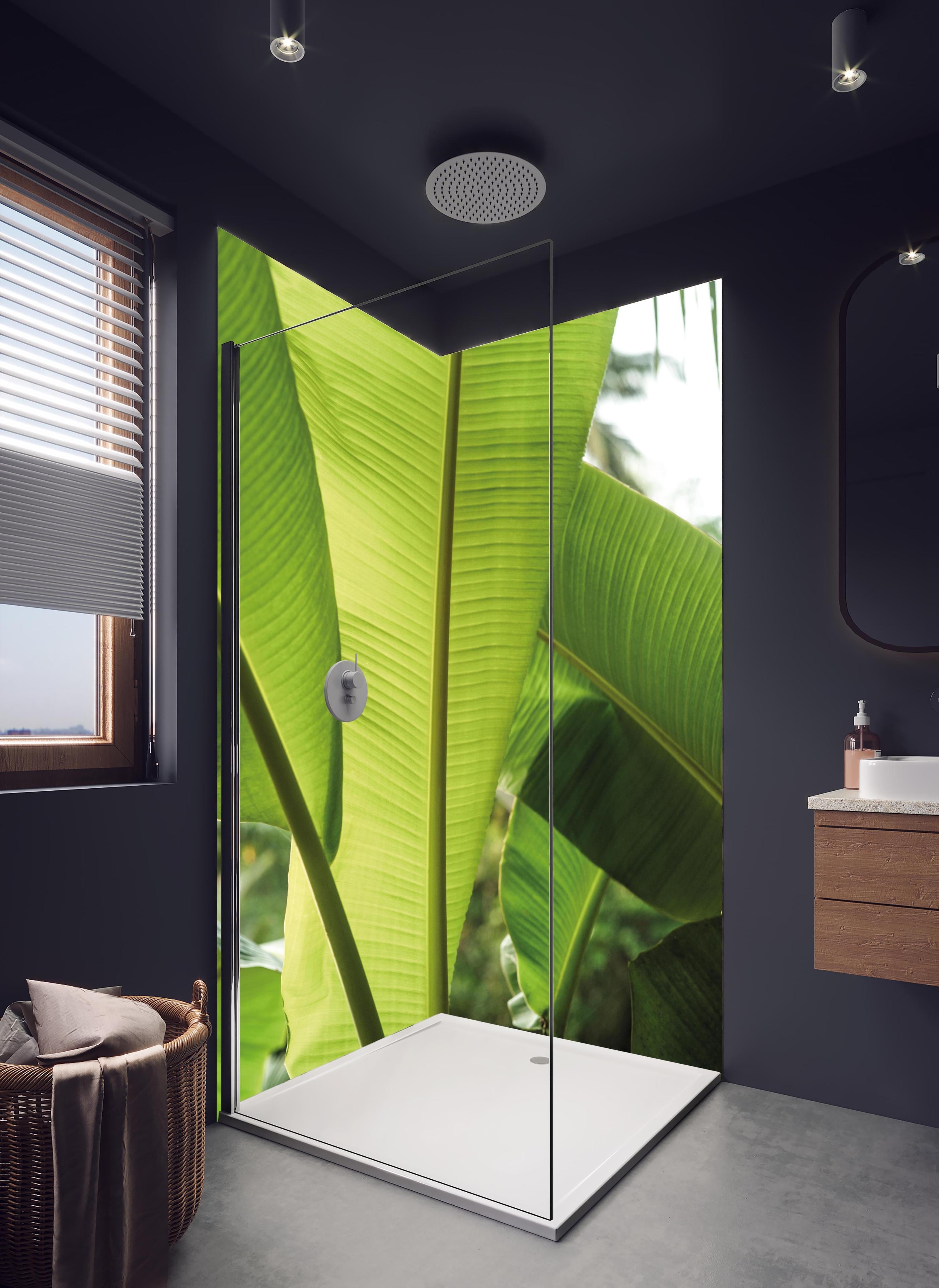 Duschrückwand - Exotisches Grünes Tropenblatt Nahaufnahme in hellem Badezimmer mit Regenduschkopf - zweiteilige Eck-Duschrückwand