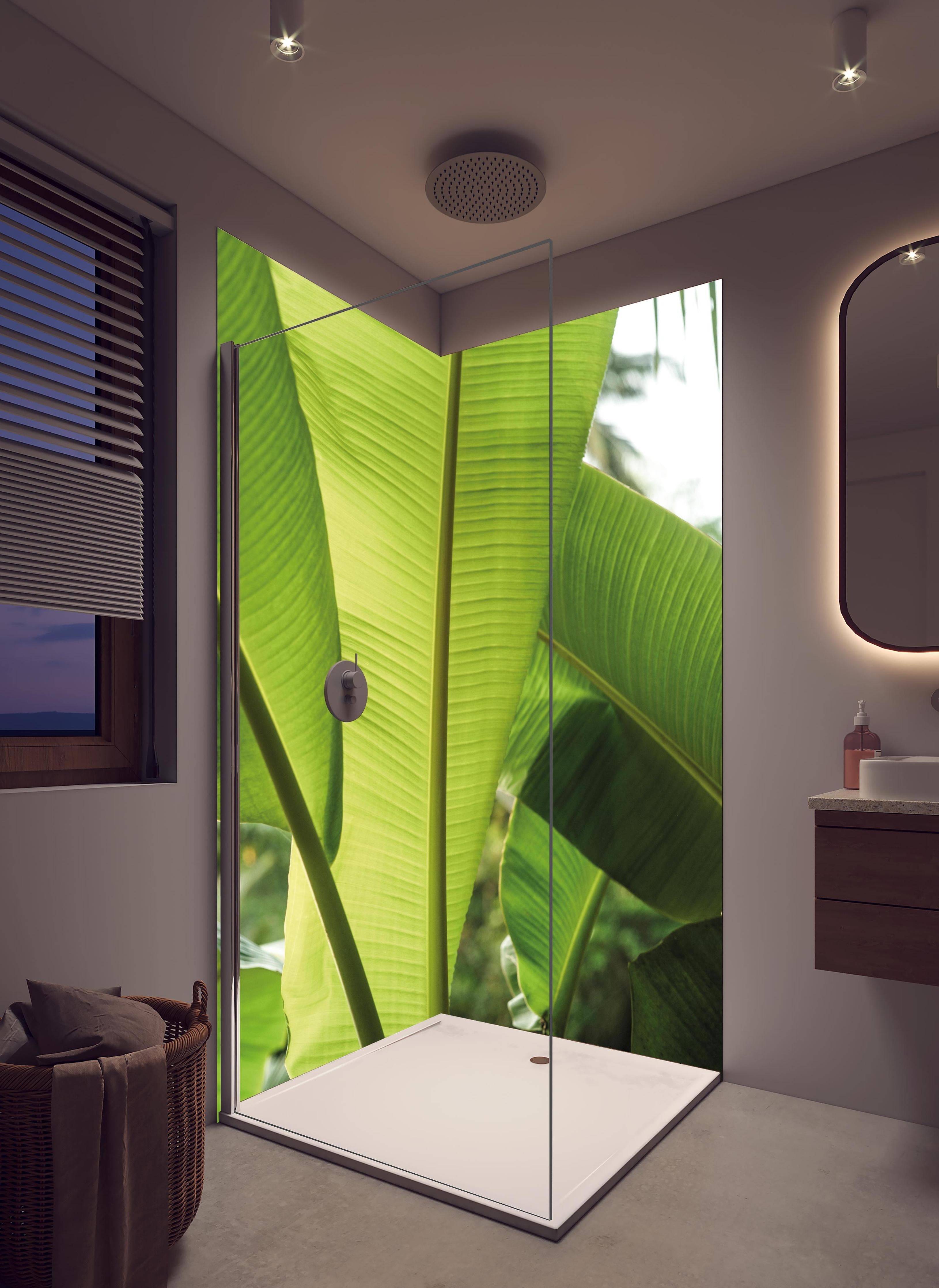 Duschrückwand - Exotisches Grünes Tropenblatt Nahaufnahme in hellem Badezimmer mit Regenduschkopf - zweiteilige Eck-Duschrückwand