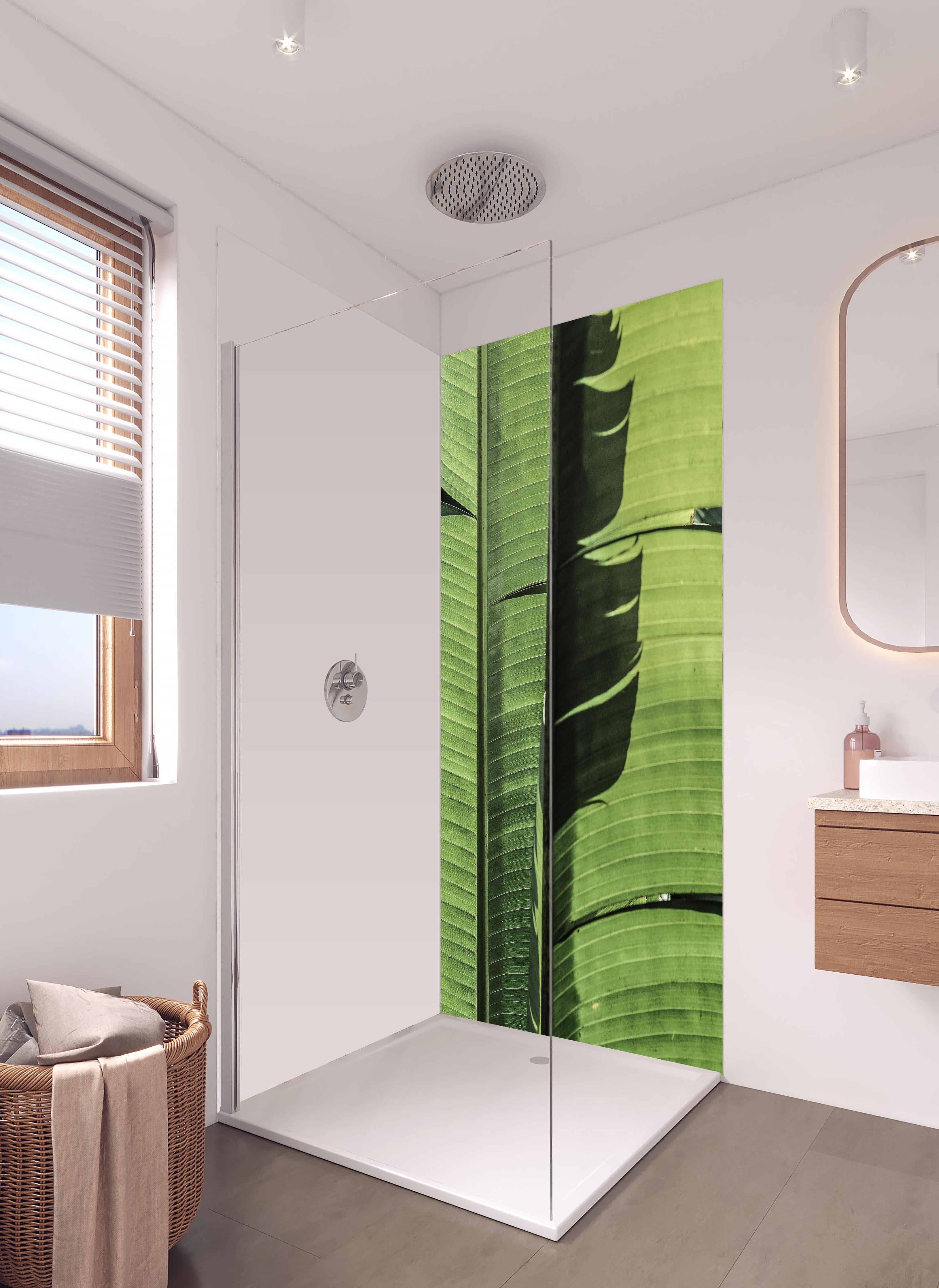 Duschrückwand - Exotisches grünes Palmenblatt-Design in hellem Badezimmer mit Regenduschkopf - zweiteilige Eck-Duschrückwand