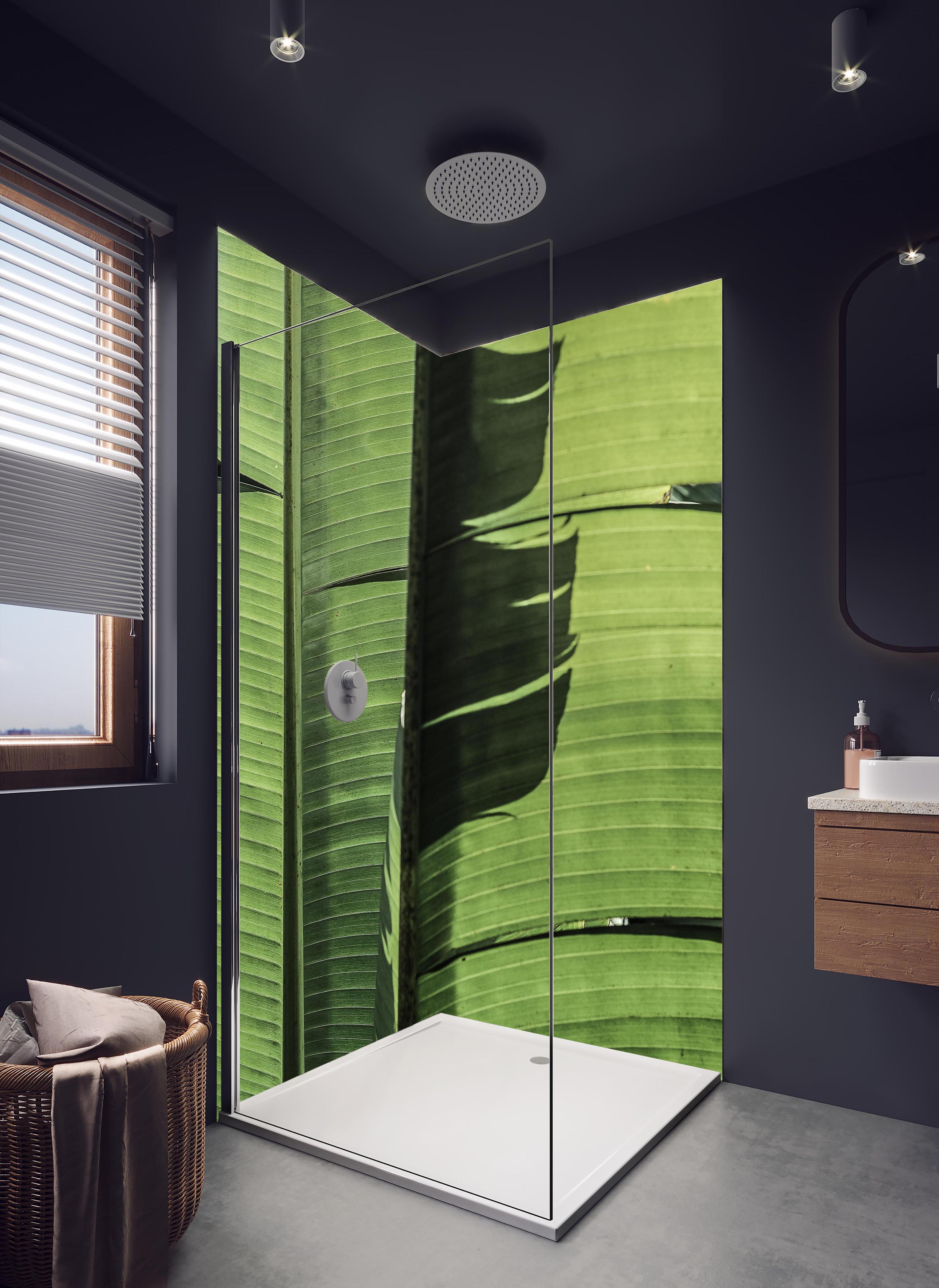 Duschrückwand - Exotisches grünes Palmenblatt-Design in hellem Badezimmer mit Regenduschkopf - zweiteilige Eck-Duschrückwand