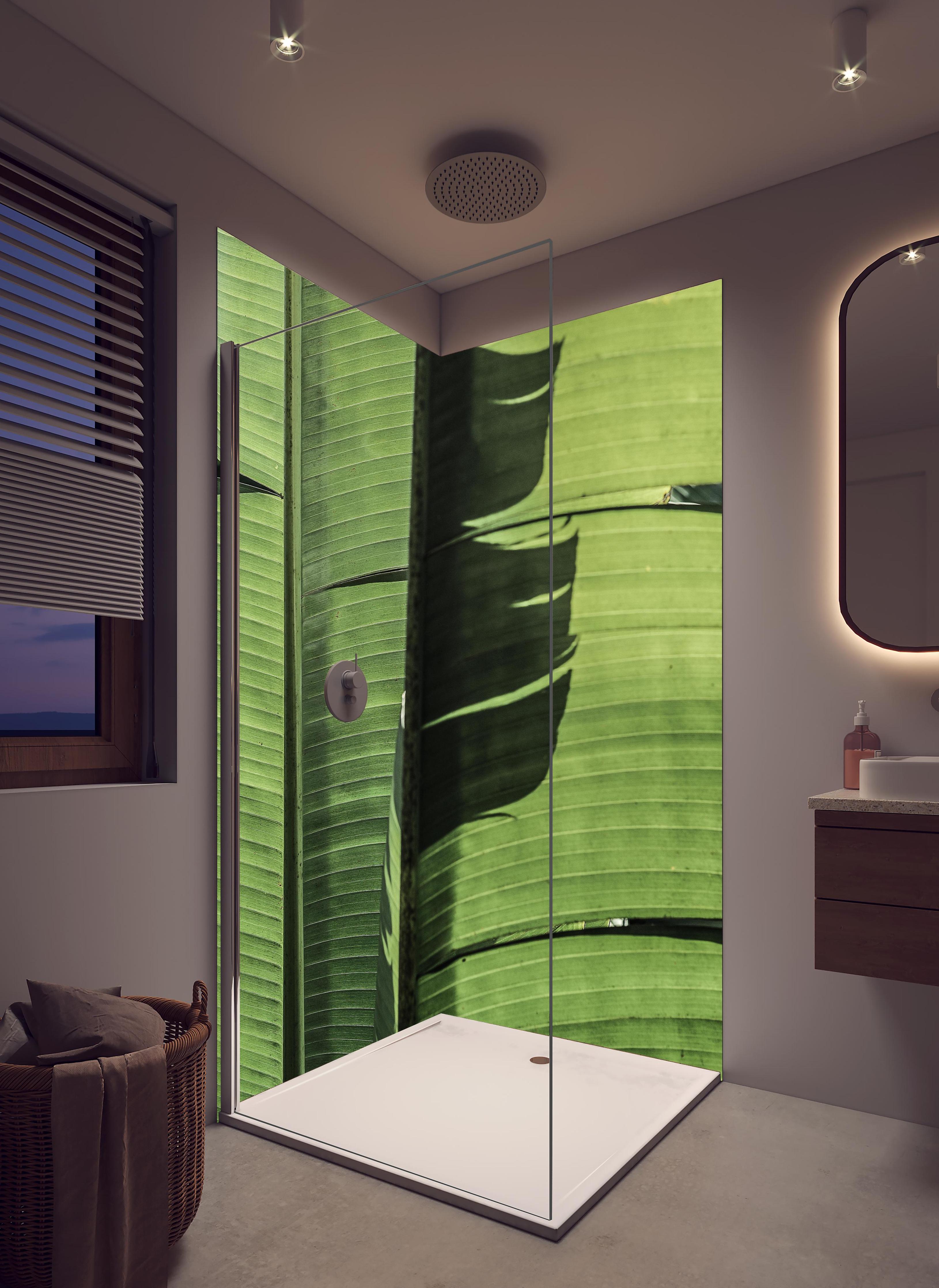 Duschrückwand - Exotisches grünes Palmenblatt-Design in hellem Badezimmer mit Regenduschkopf - zweiteilige Eck-Duschrückwand