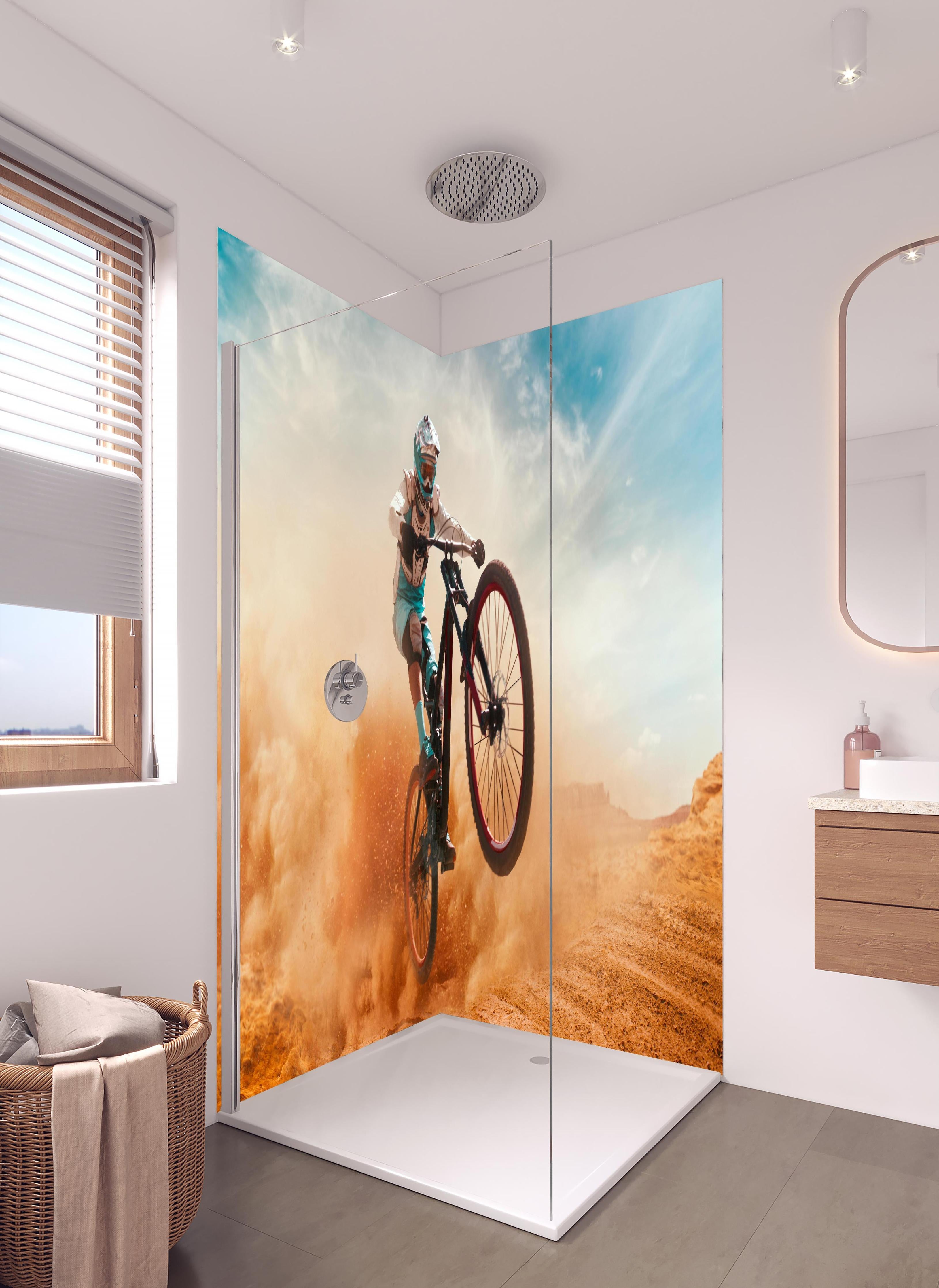 Duschrückwand - Fahrrad Fahrer - Wüstenlandschaft in hellem Badezimmer mit Regenduschkopf - zweiteilige Eck-Duschrückwand