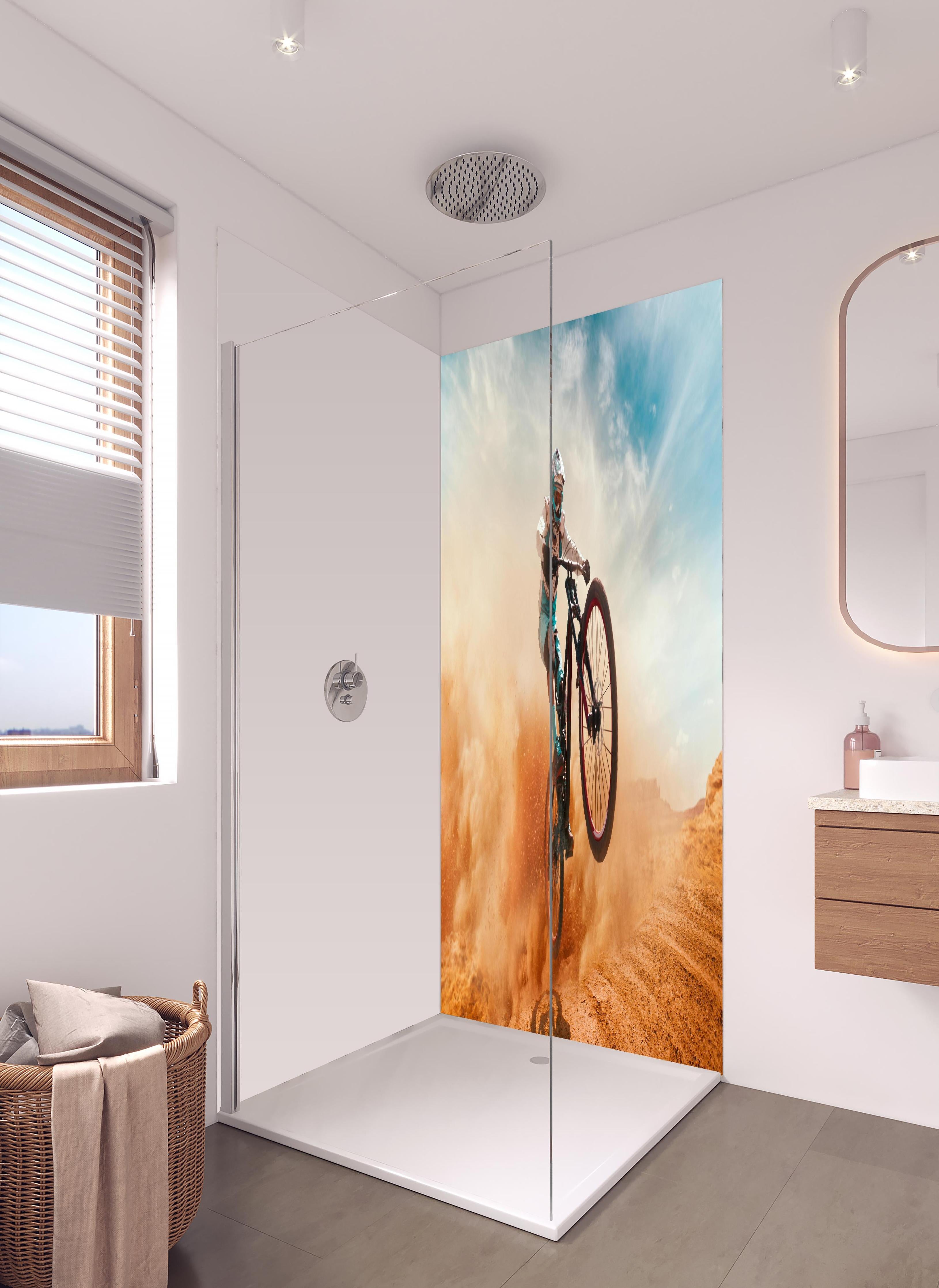 Duschrückwand - Fahrrad Fahrer - Wüstenlandschaft in hellem Badezimmer mit Regenduschkopf - zweiteilige Eck-Duschrückwand