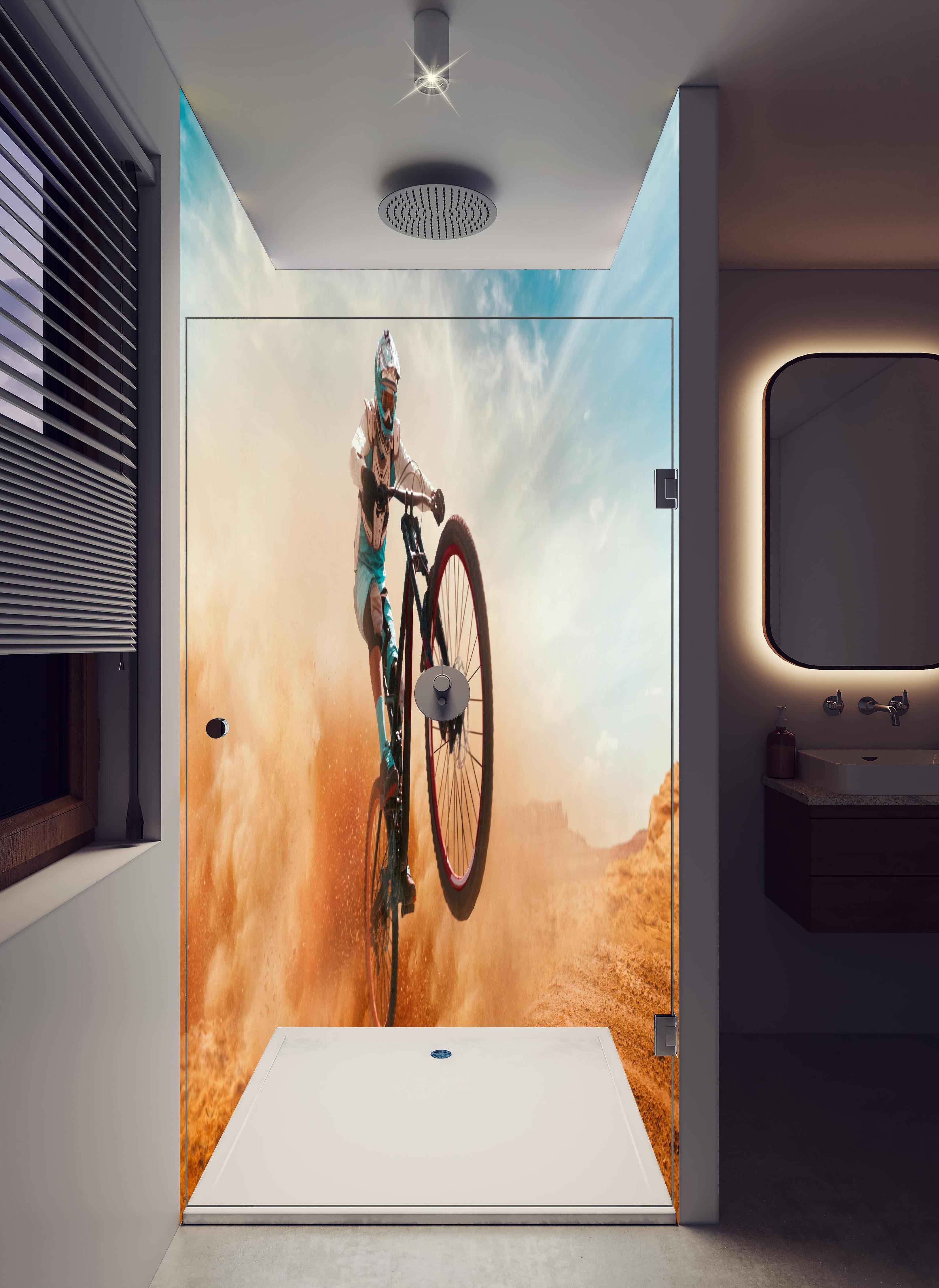 Duschrückwand - Fahrrad Fahrer - Wüstenlandschaft in hellem Badezimmer mit Regenduschkopf - zweiteilige Eck-Duschrückwand