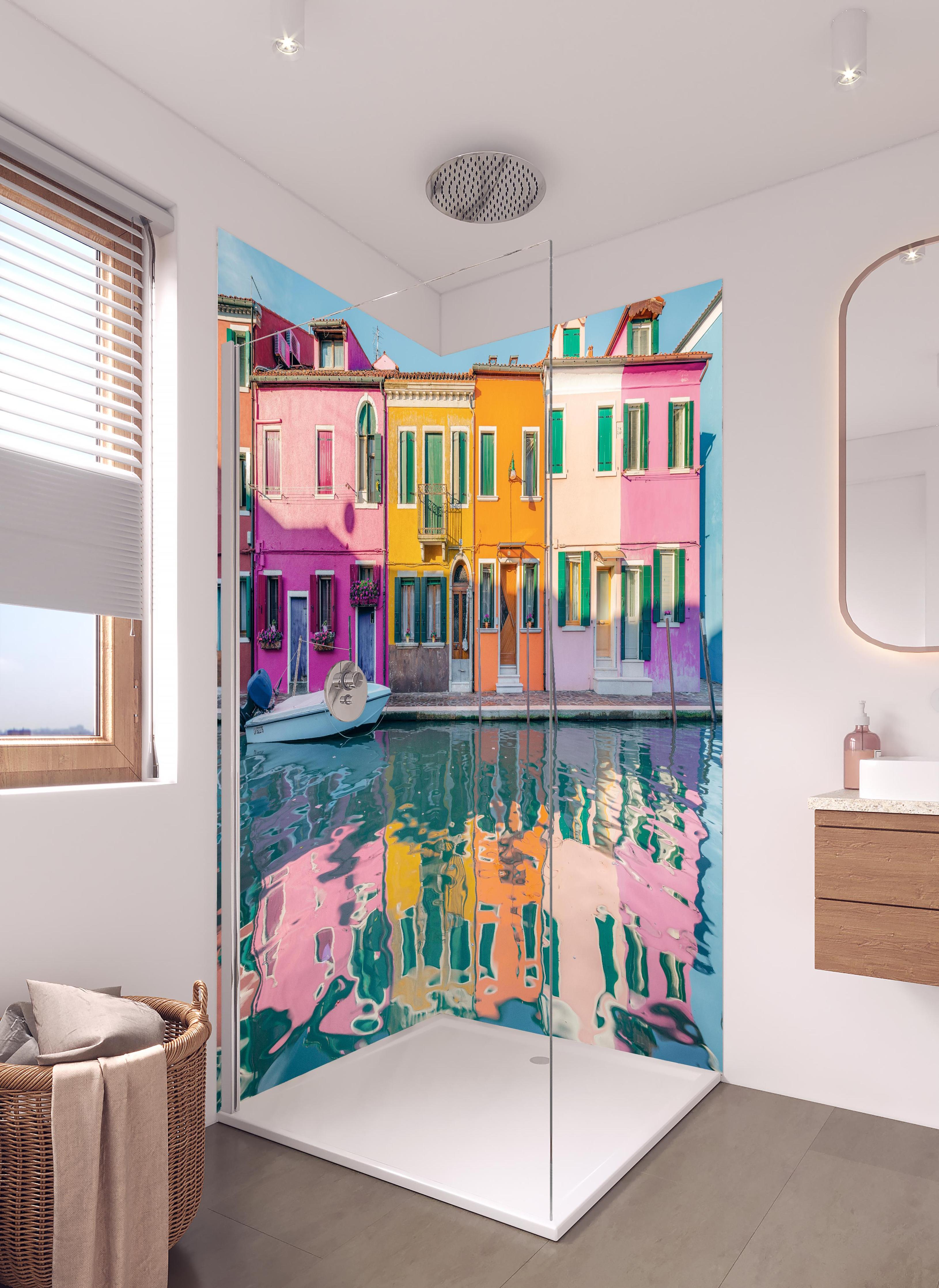 Duschrückwand - Farbenfrohe Häuser am Burano Kanal, Italien in hellem Badezimmer mit Regenduschkopf - zweiteilige Eck-Duschrückwand