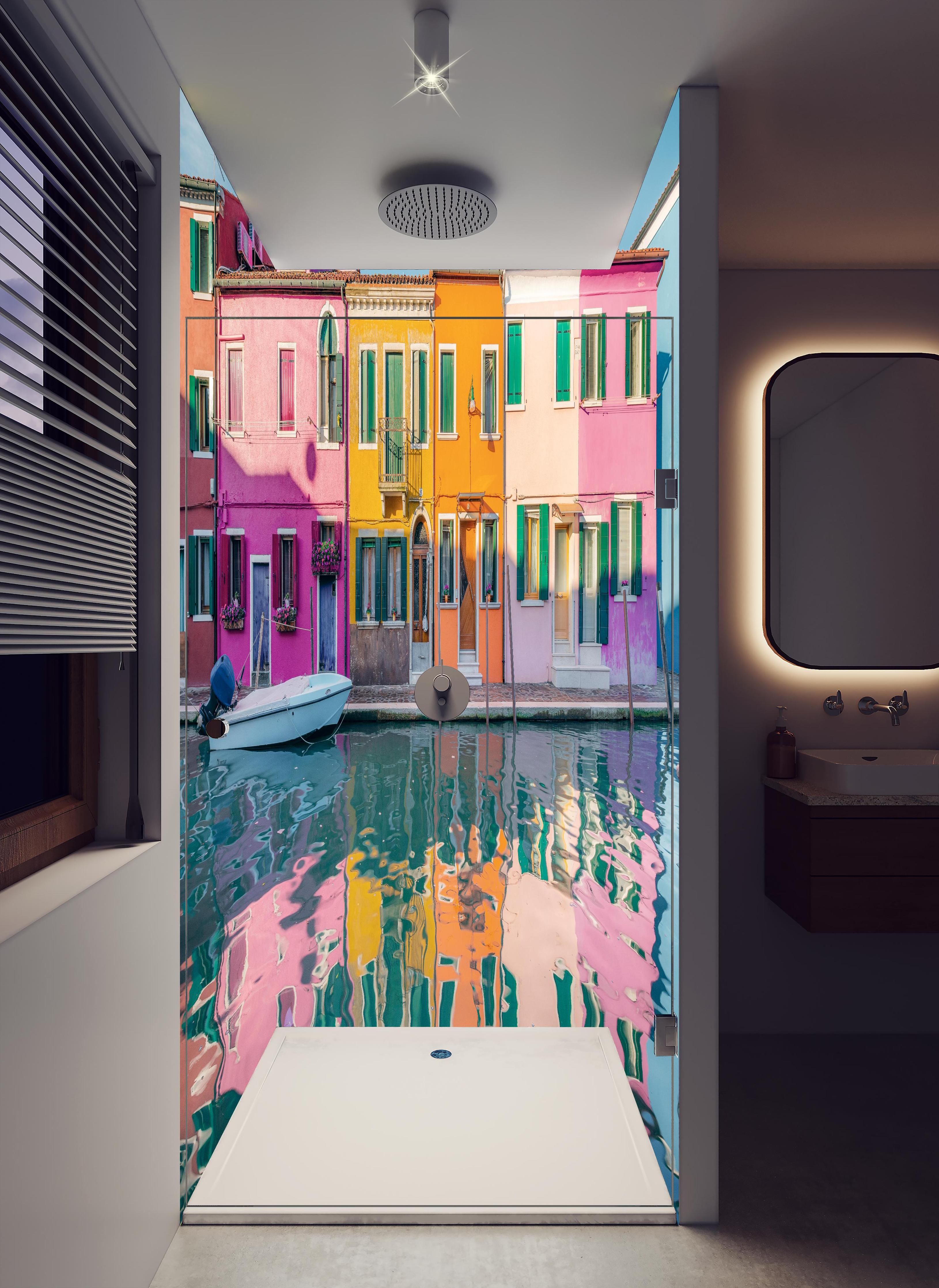 Duschrückwand - Farbenfrohe Häuser am Burano Kanal, Italien in hellem Badezimmer mit Regenduschkopf - zweiteilige Eck-Duschrückwand