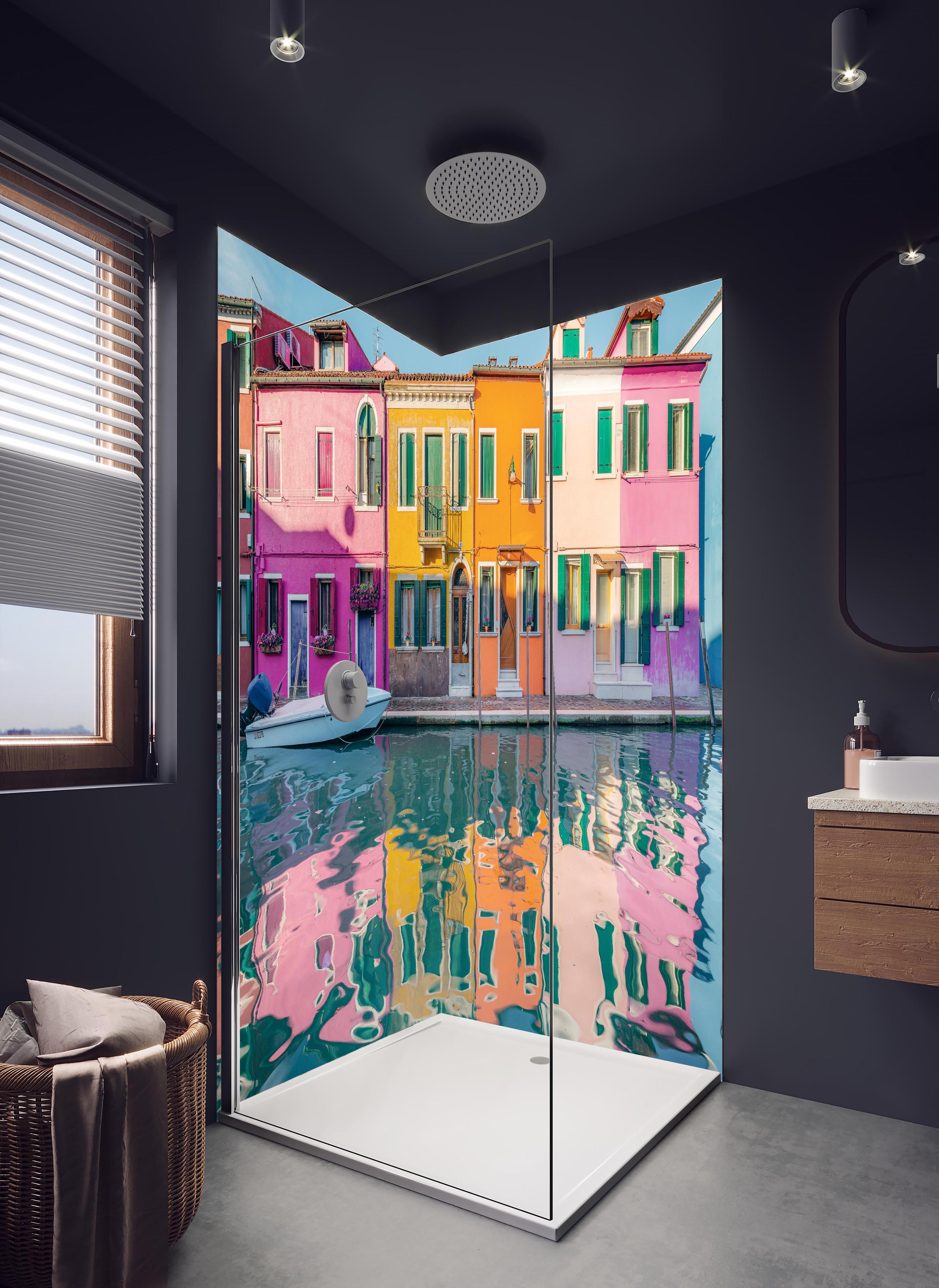Duschrückwand - Farbenfrohe Häuser am Burano Kanal, Italien in hellem Badezimmer mit Regenduschkopf - zweiteilige Eck-Duschrückwand
