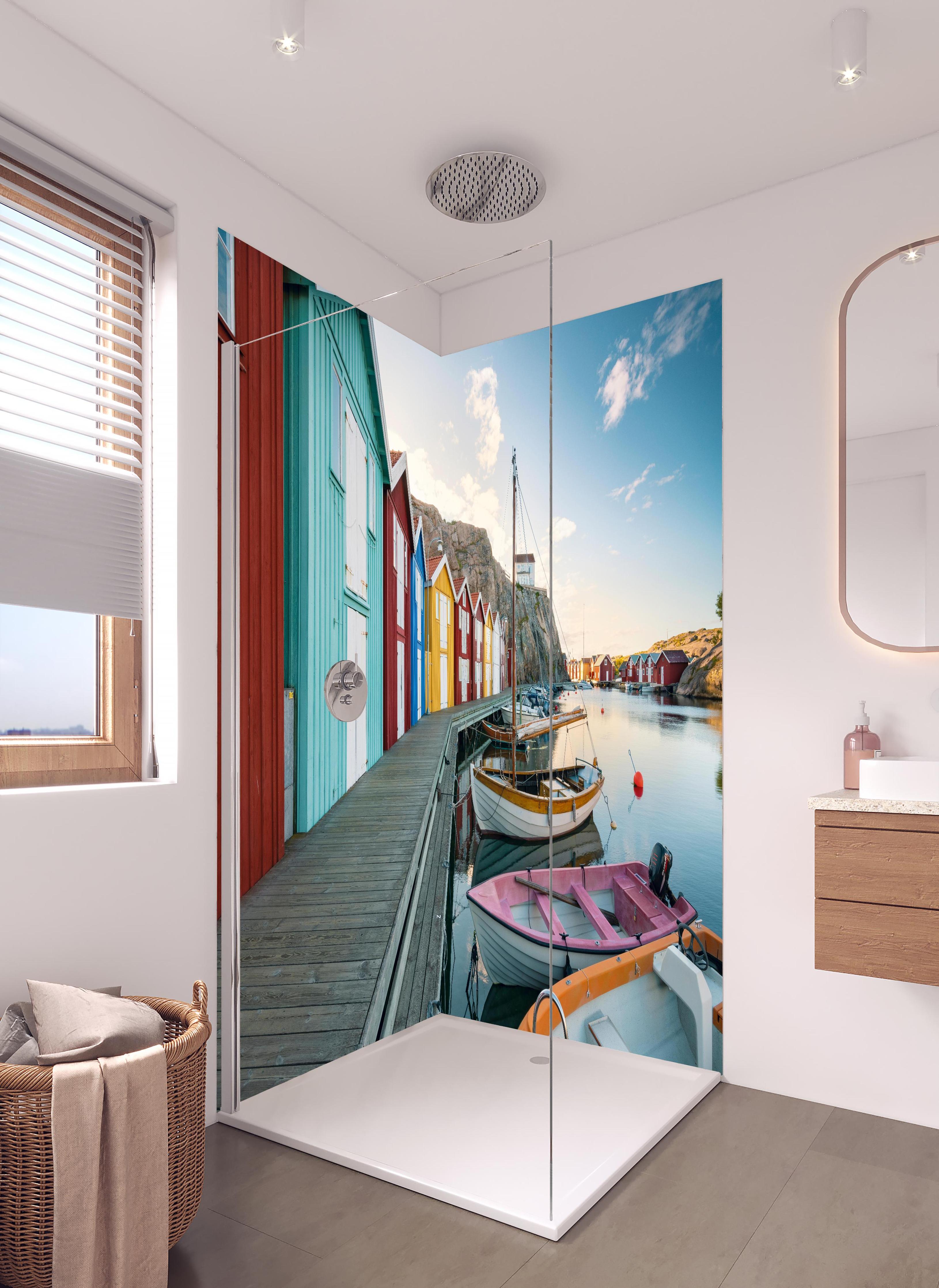 Duschrückwand - Farbenfrohe Hütten an Schwedens Küstenlinie in hellem Badezimmer mit Regenduschkopf - zweiteilige Eck-Duschrückwand