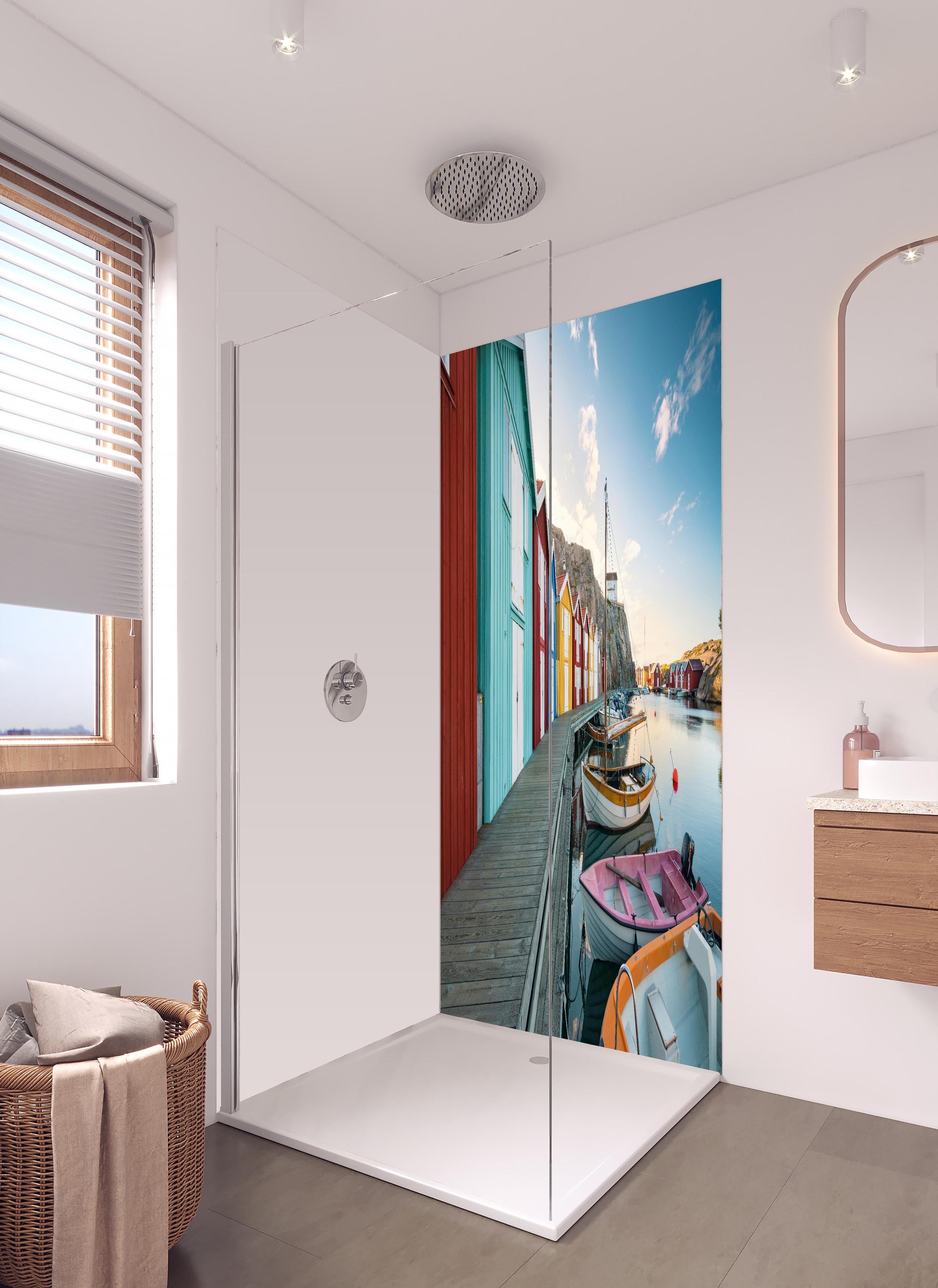 Duschrückwand - Farbenfrohe Hütten an Schwedens Küstenlinie in hellem Badezimmer mit Regenduschkopf - zweiteilige Eck-Duschrückwand