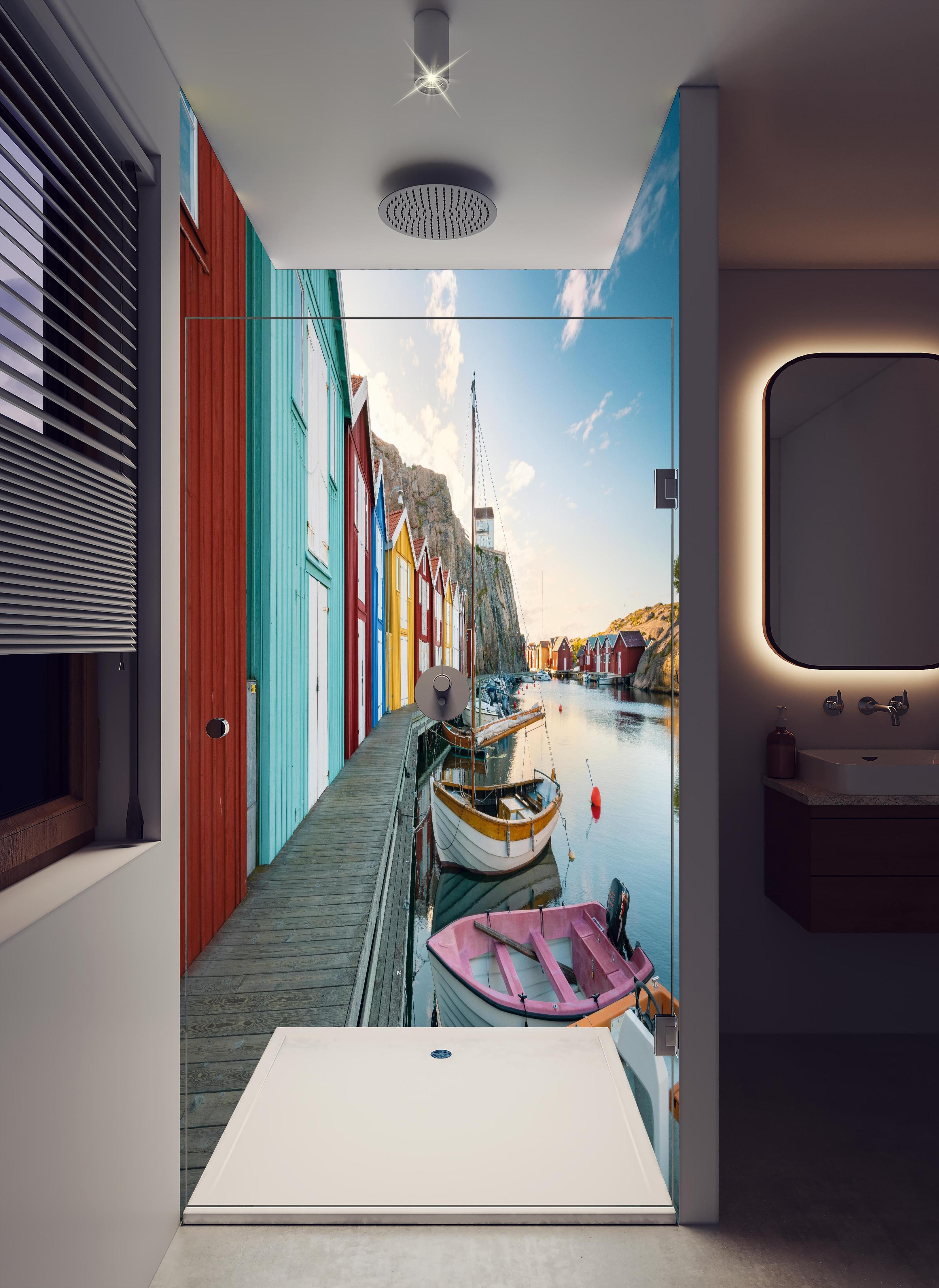 Duschrückwand - Farbenfrohe Hütten an Schwedens Küstenlinie in hellem Badezimmer mit Regenduschkopf - zweiteilige Eck-Duschrückwand