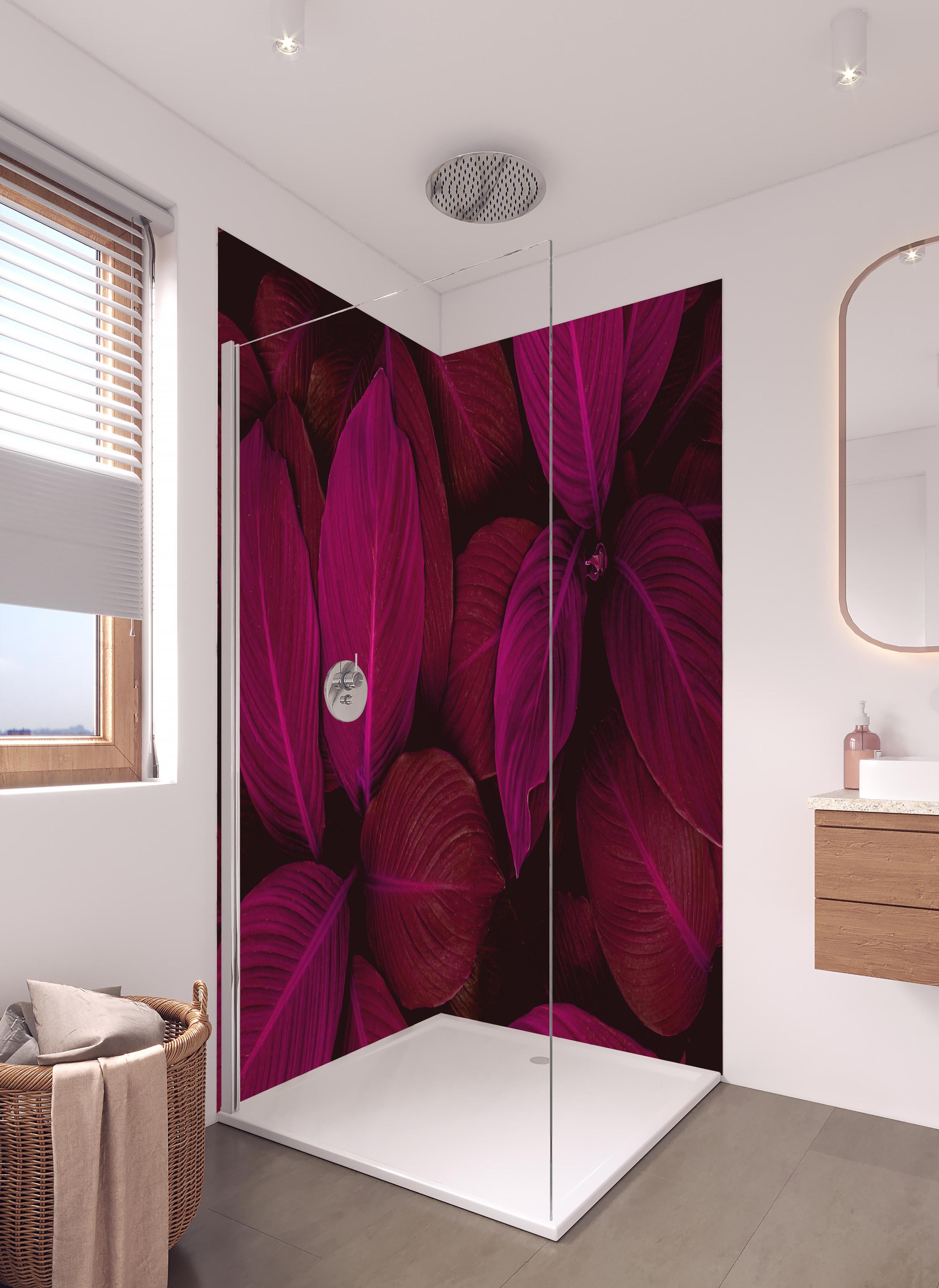Duschrückwand - Farbenfrohe Spathiphyllum Blatttextur in hellem Badezimmer mit Regenduschkopf - zweiteilige Eck-Duschrückwand