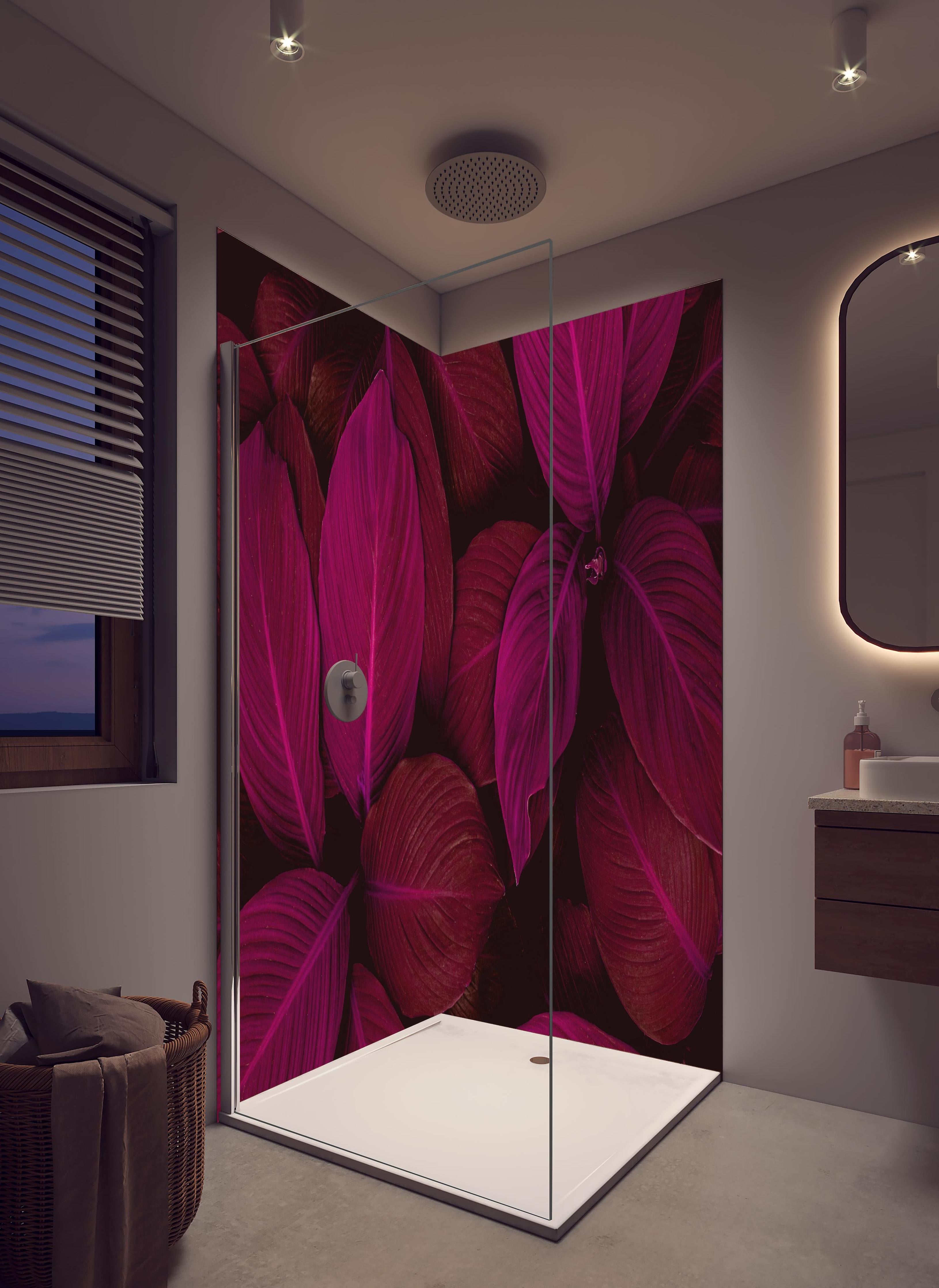 Duschrückwand - Farbenfrohe Spathiphyllum Blatttextur in hellem Badezimmer mit Regenduschkopf - zweiteilige Eck-Duschrückwand