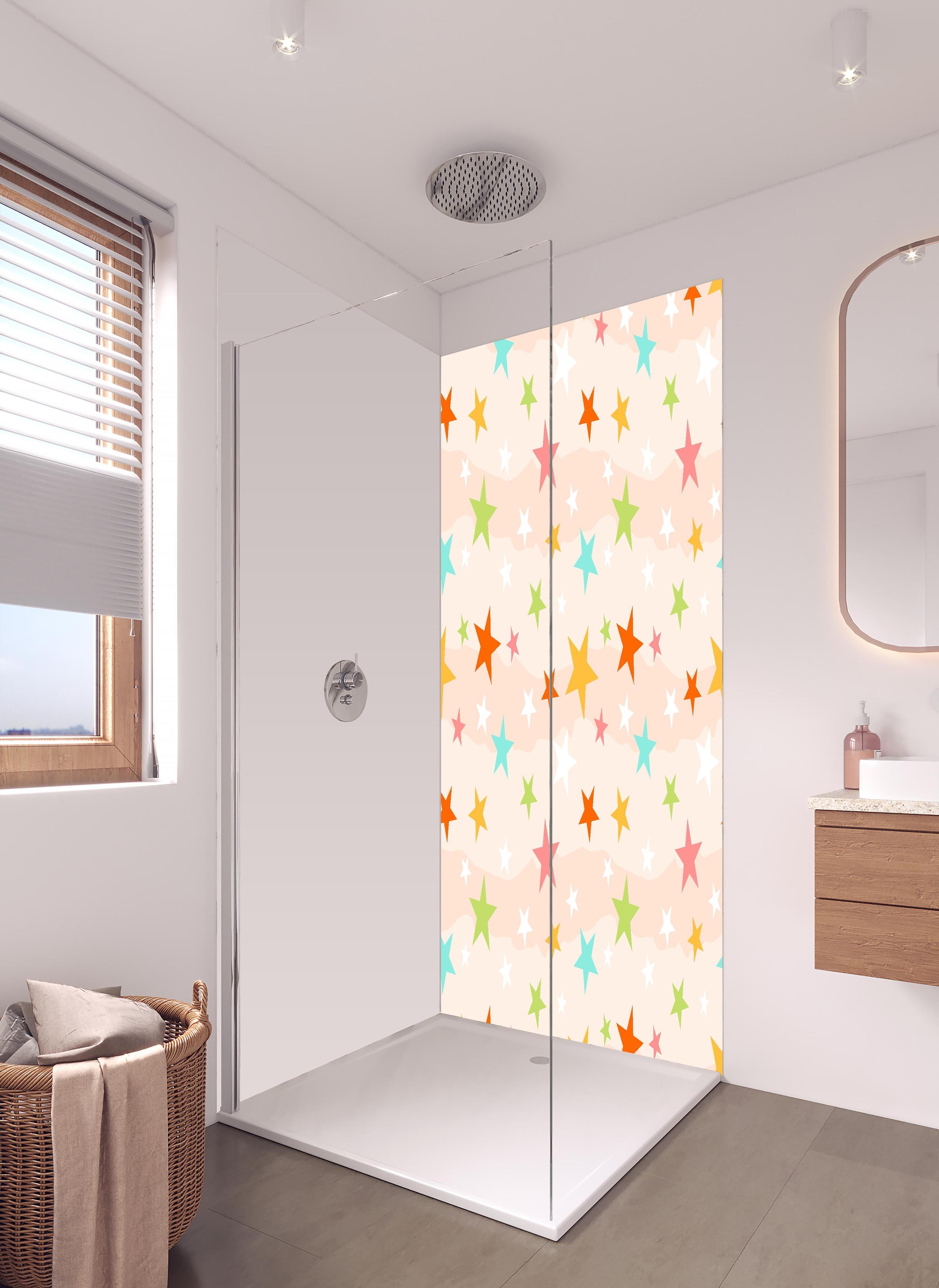 Duschrückwand - Farbenfrohe Sterne Kinderzimmer Tapetenmuster in hellem Badezimmer mit Regenduschkopf - zweiteilige Eck-Duschrückwand