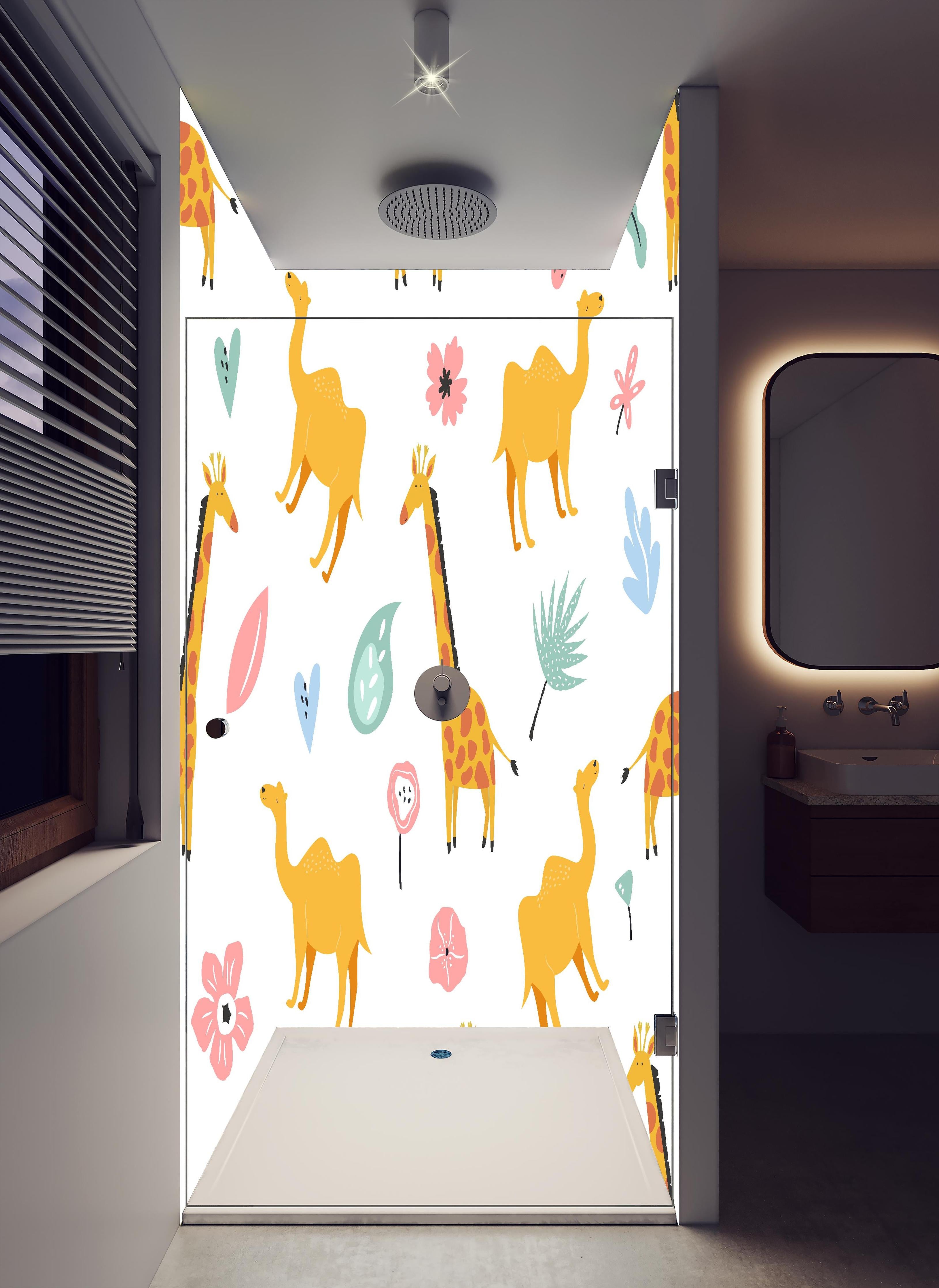 Duschrückwand - Farbenfrohes Giraffen-und-Blumen Musterdesign in hellem Badezimmer mit Regenduschkopf - zweiteilige Eck-Duschrückwand