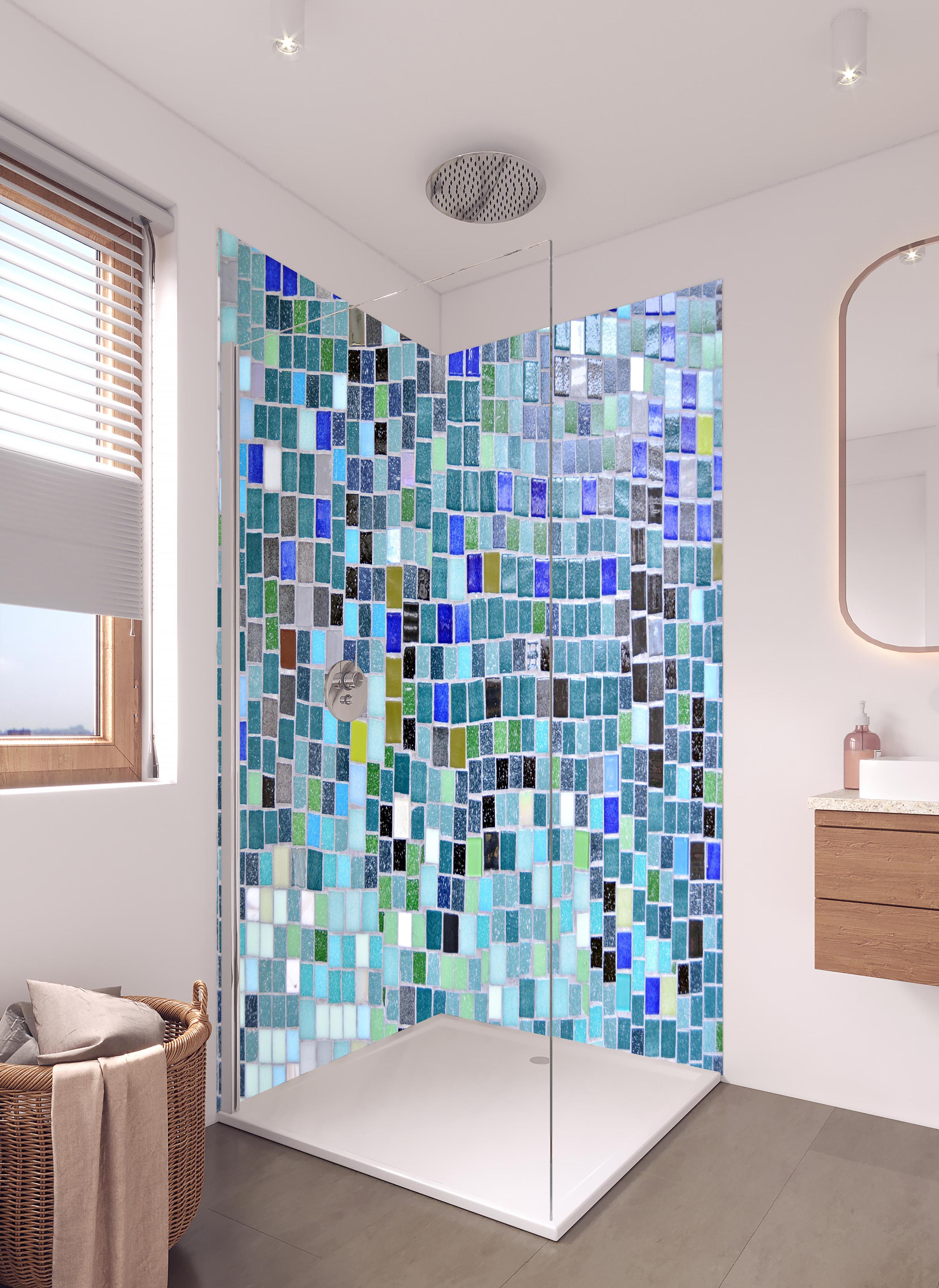 Duschrückwand - Farbenfrohes Mosaikfliesen Wanddesign in hellem Badezimmer mit Regenduschkopf - zweiteilige Eck-Duschrückwand