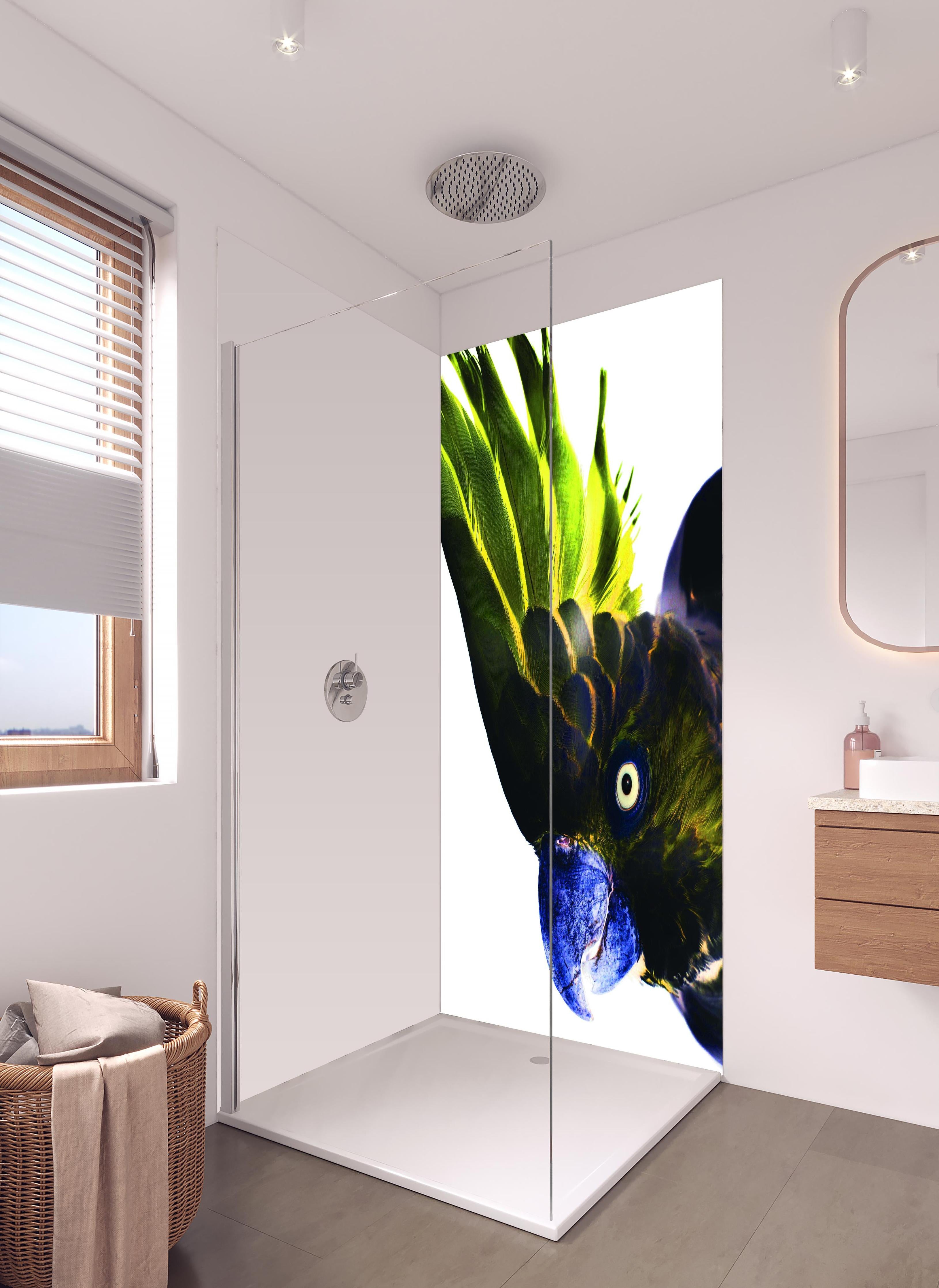 Duschrückwand - Farbenprächtiger Papagei vor Weiß in hellem Badezimmer mit Regenduschkopf - zweiteilige Eck-Duschrückwand