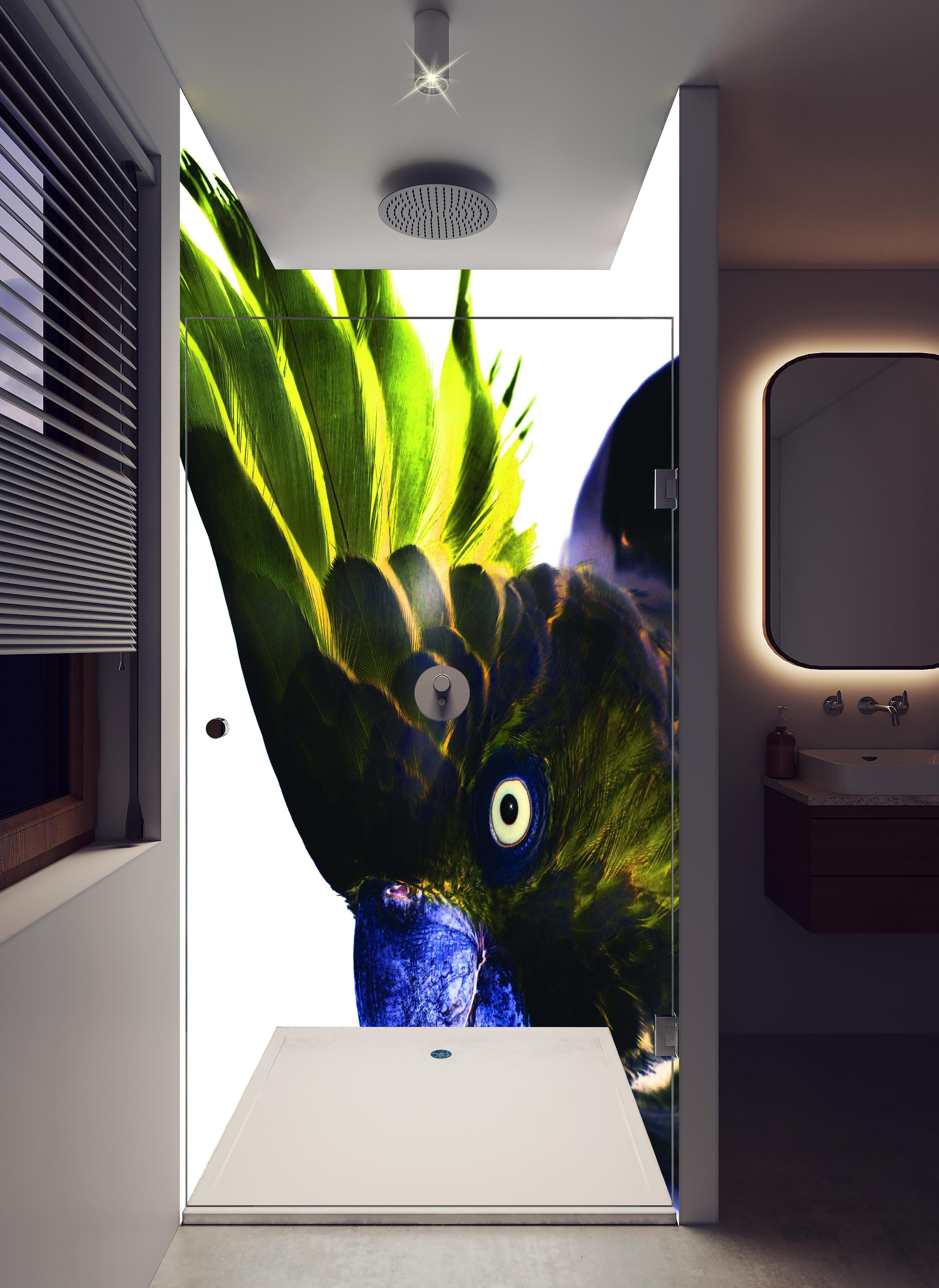 Duschrückwand - Farbenprächtiger Papagei vor Weiß in hellem Badezimmer mit Regenduschkopf - zweiteilige Eck-Duschrückwand