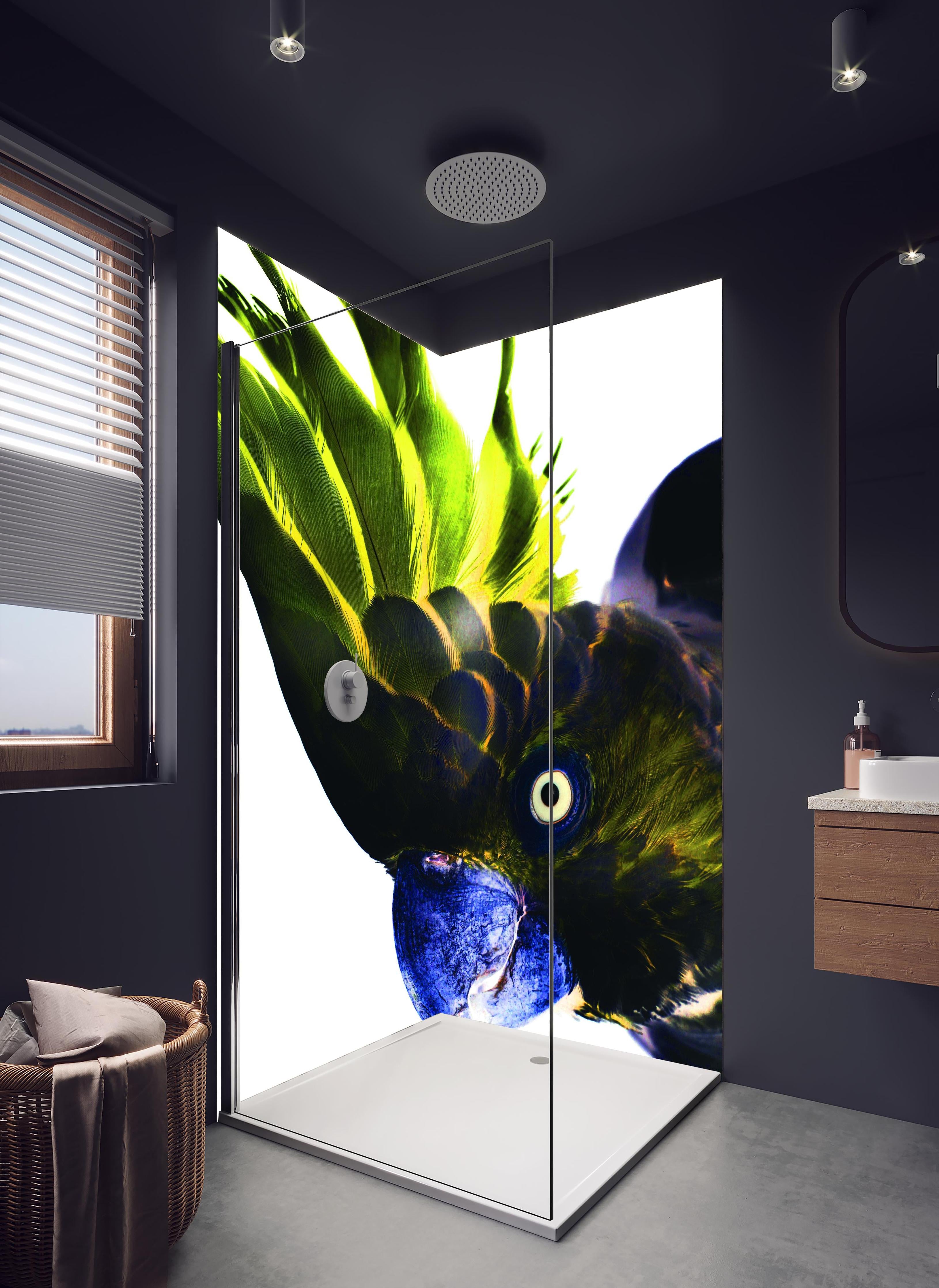 Duschrückwand - Farbenprächtiger Papagei vor Weiß in hellem Badezimmer mit Regenduschkopf - zweiteilige Eck-Duschrückwand