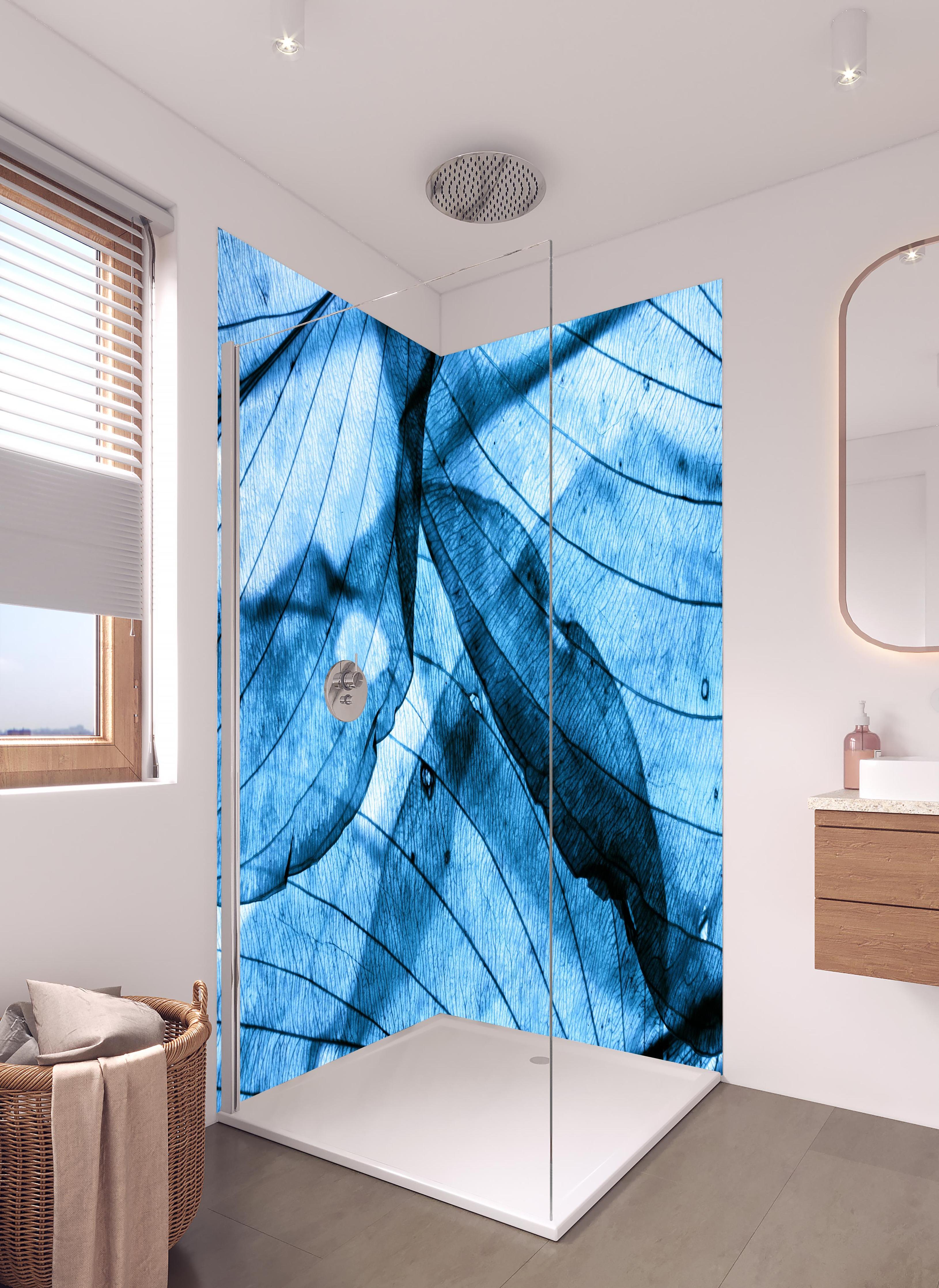 Duschrückwand - Feine Herbstblatt-Struktur in Blautönen in hellem Badezimmer mit Regenduschkopf - zweiteilige Eck-Duschrückwand