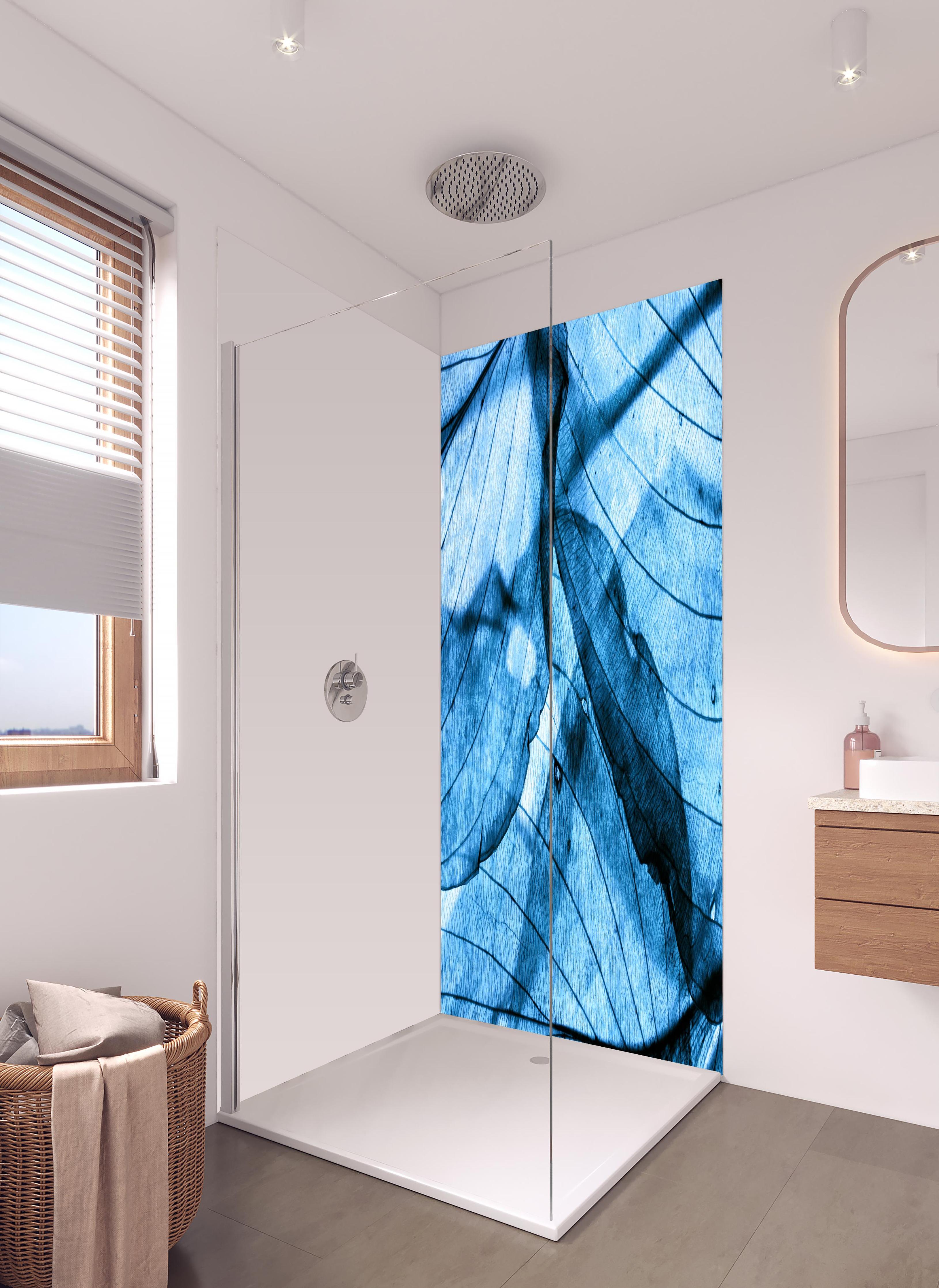 Duschrückwand - Feine Herbstblatt-Struktur in Blautönen in hellem Badezimmer mit Regenduschkopf - zweiteilige Eck-Duschrückwand