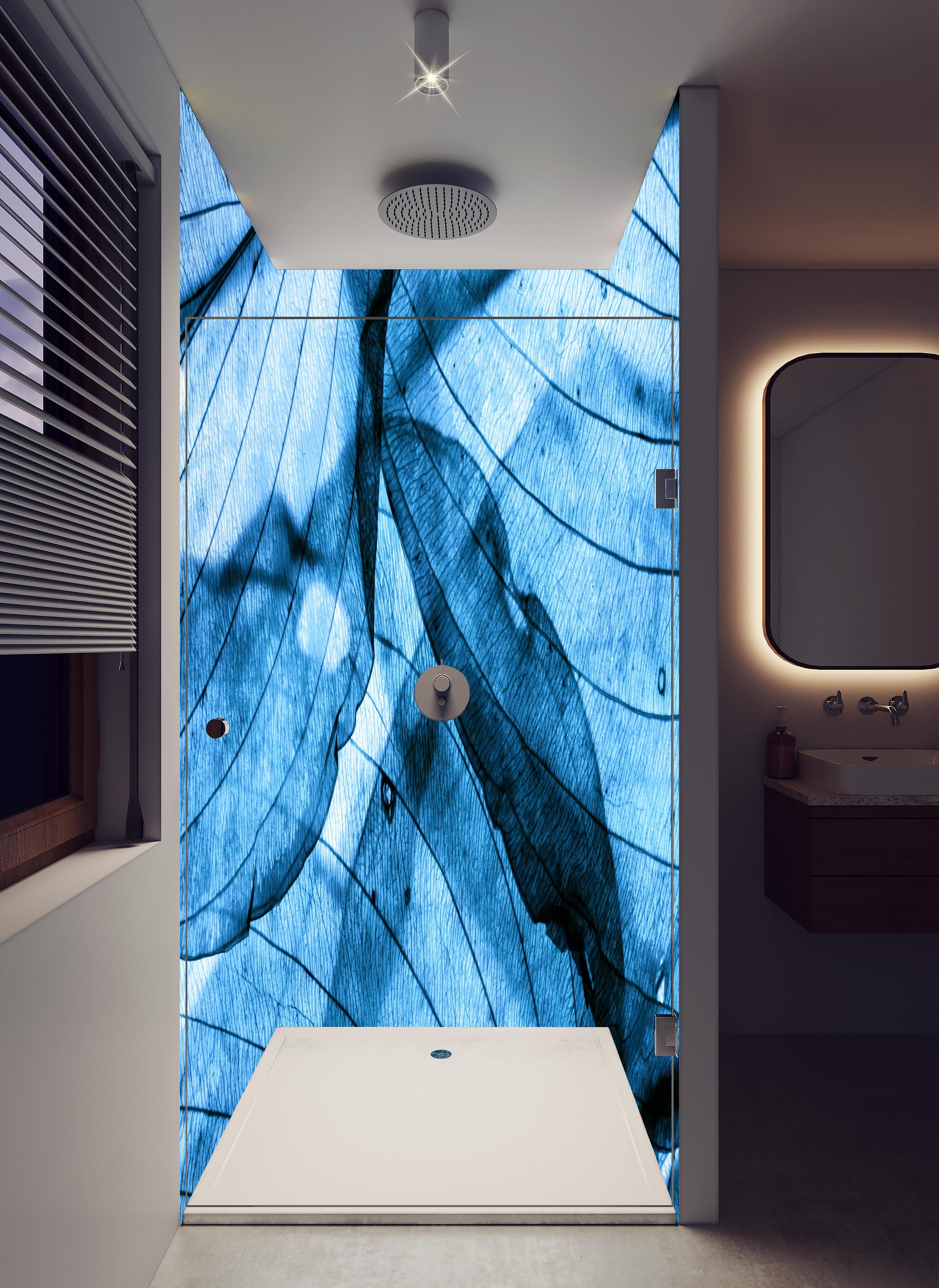 Duschrückwand - Feine Herbstblatt-Struktur in Blautönen in hellem Badezimmer mit Regenduschkopf - zweiteilige Eck-Duschrückwand