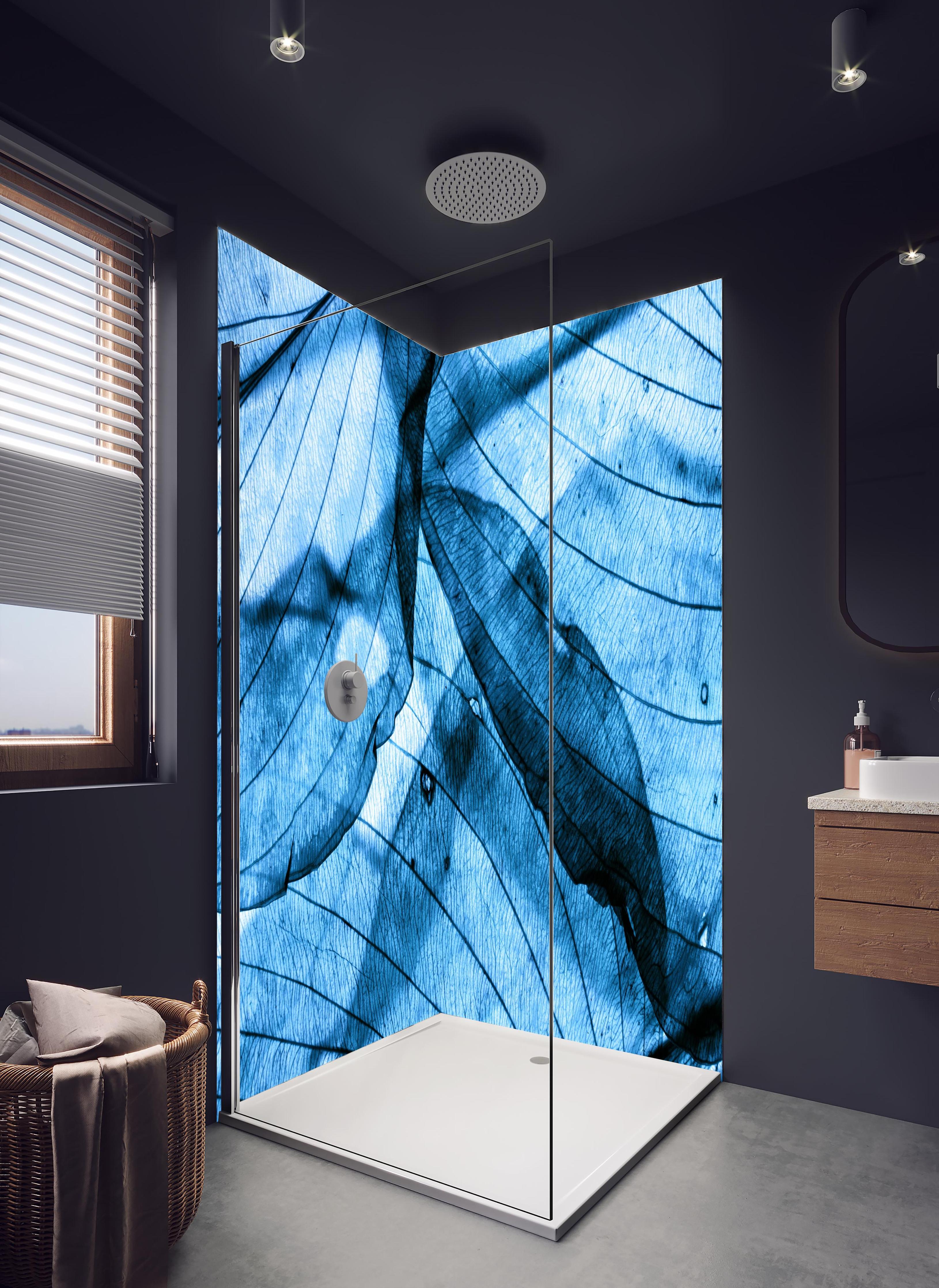 Duschrückwand - Feine Herbstblatt-Struktur in Blautönen in hellem Badezimmer mit Regenduschkopf - zweiteilige Eck-Duschrückwand