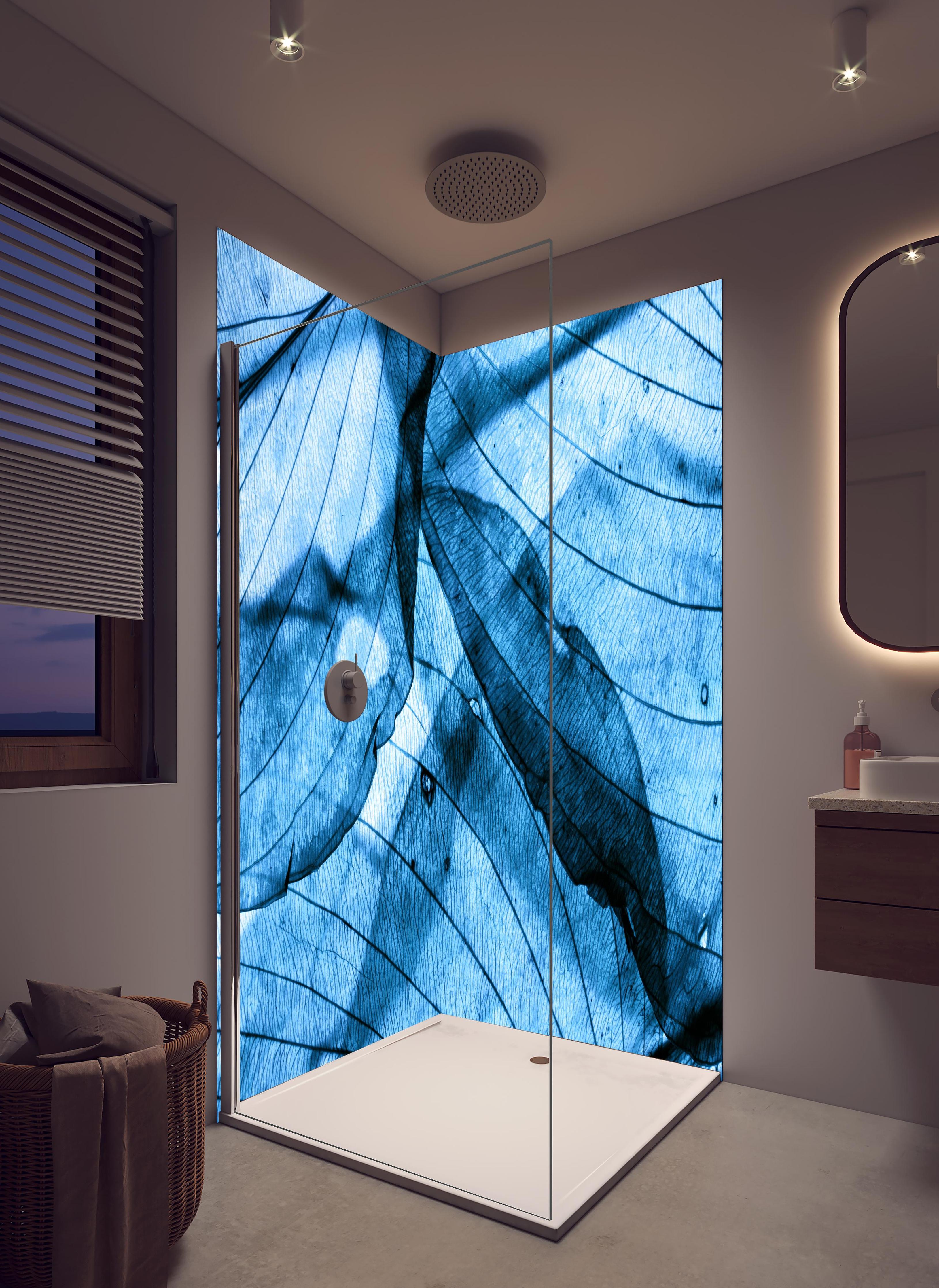 Duschrückwand - Feine Herbstblatt-Struktur in Blautönen in hellem Badezimmer mit Regenduschkopf - zweiteilige Eck-Duschrückwand