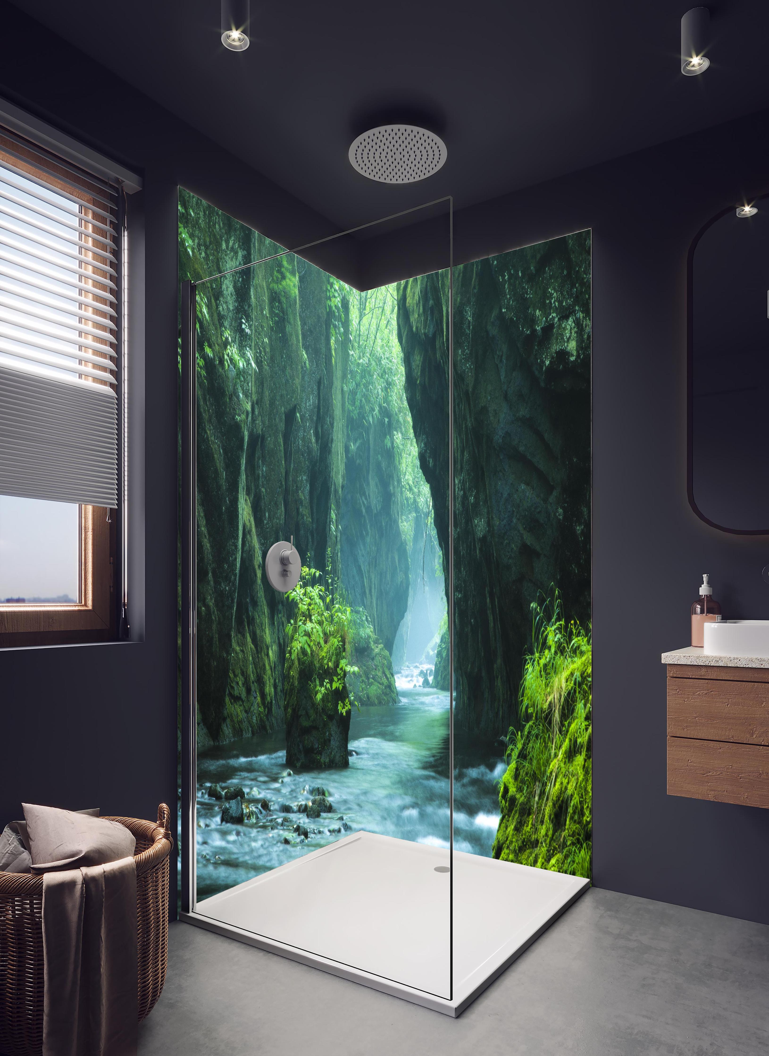 Duschrückwand - Felsschlucht im Dschungel Hokkaidos in hellem Badezimmer mit Regenduschkopf - zweiteilige Eck-Duschrückwand