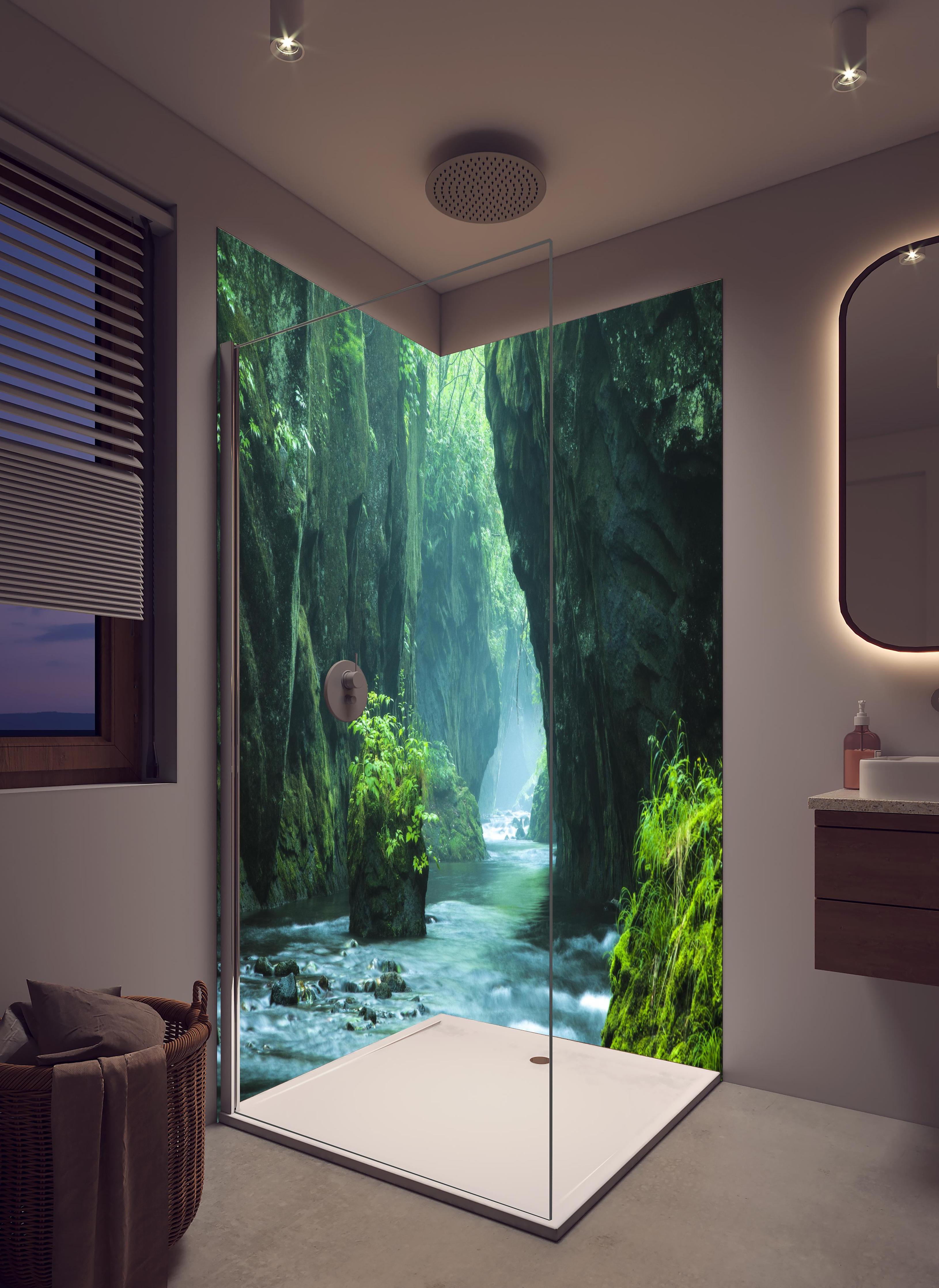 Duschrückwand - Felsschlucht im Dschungel Hokkaidos in hellem Badezimmer mit Regenduschkopf - zweiteilige Eck-Duschrückwand