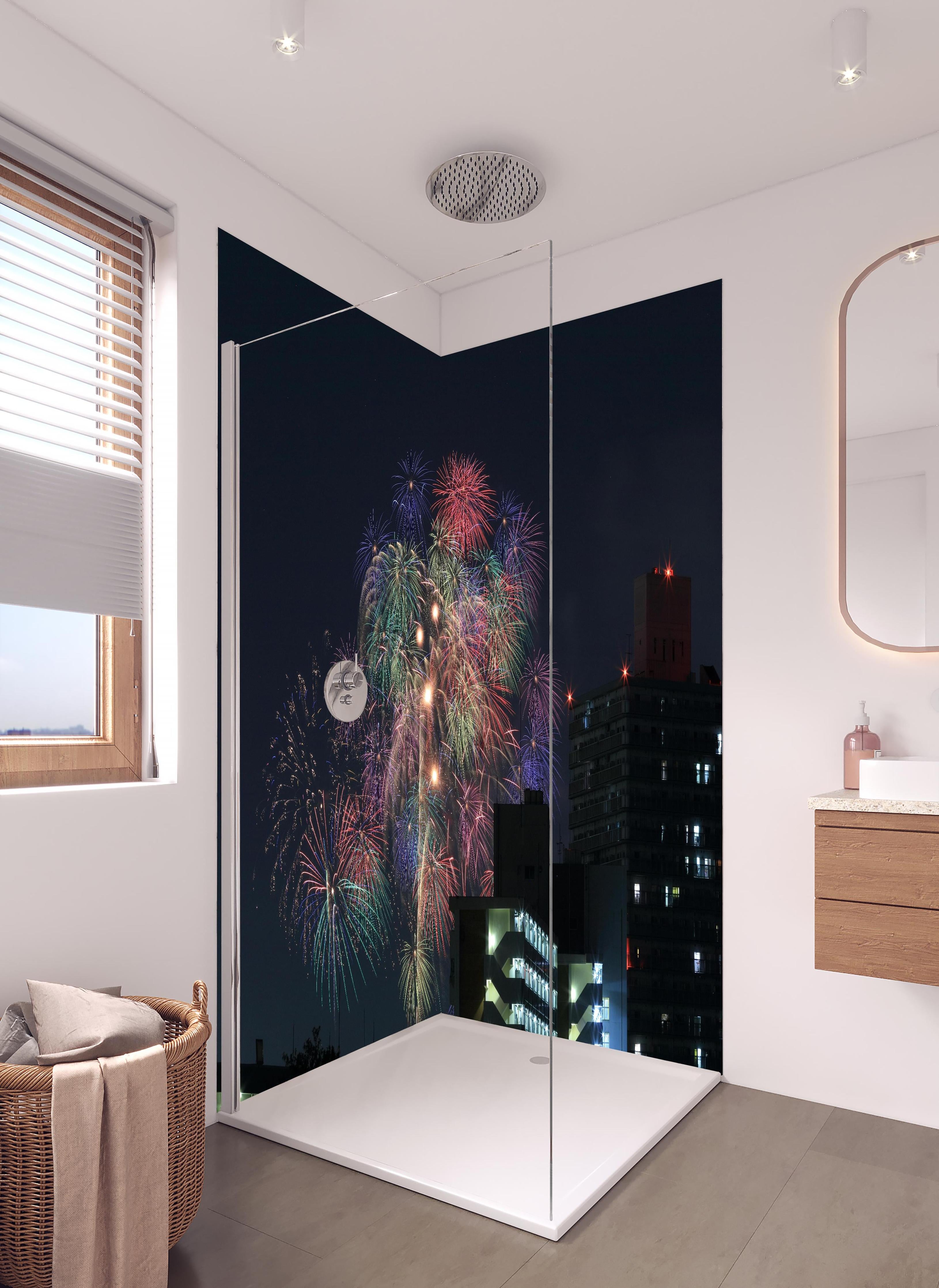 Duschrückwand - Feuerwerk an der Toda-Brücke in hellem Badezimmer mit Regenduschkopf - zweiteilige Eck-Duschrückwand