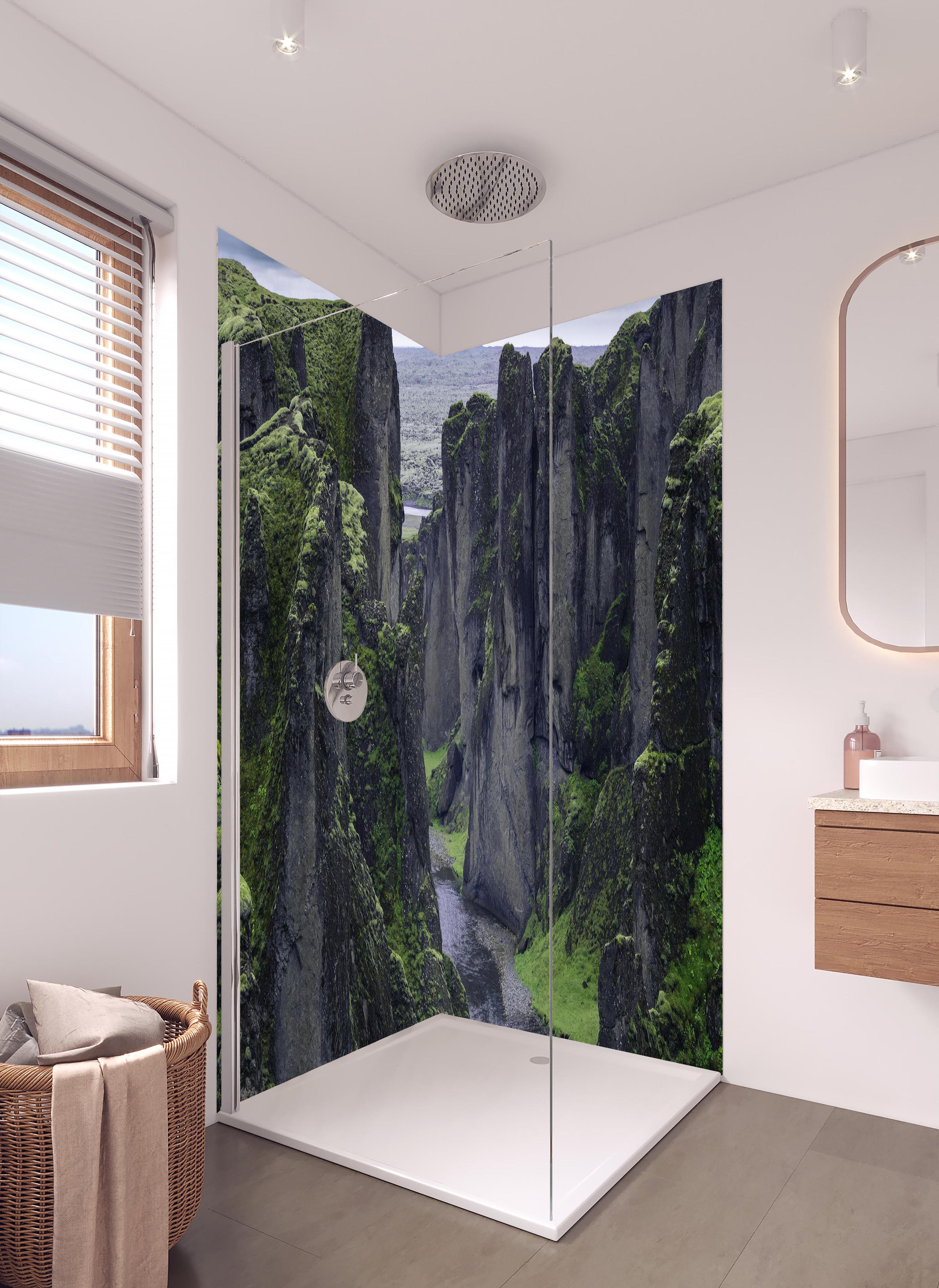 Duschrückwand - Fjadrargljufur - Schlucht in Südisland in hellem Badezimmer mit Regenduschkopf - zweiteilige Eck-Duschrückwand