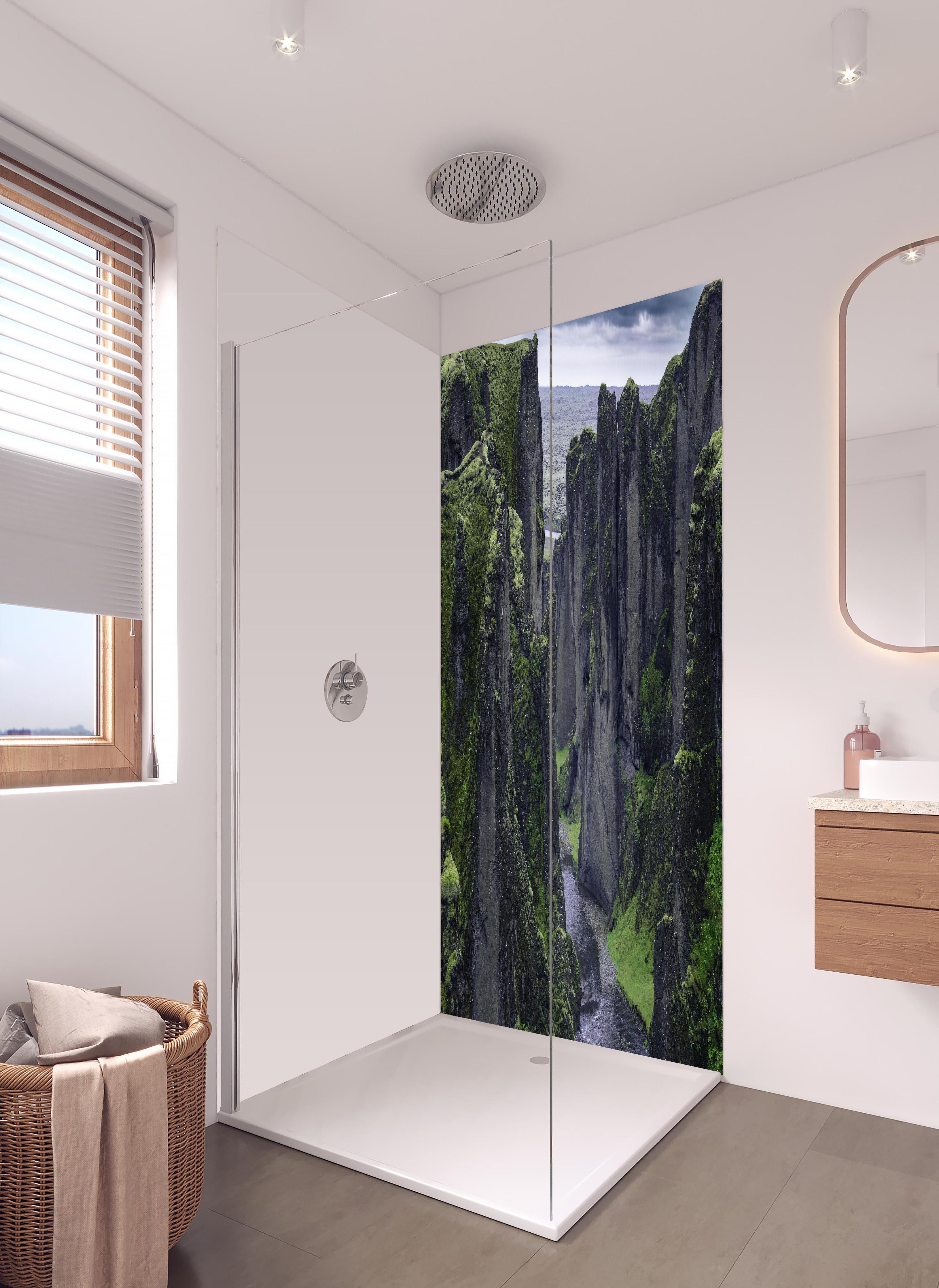 Duschrückwand - Fjadrargljufur - Schlucht in Südisland in hellem Badezimmer mit Regenduschkopf - zweiteilige Eck-Duschrückwand