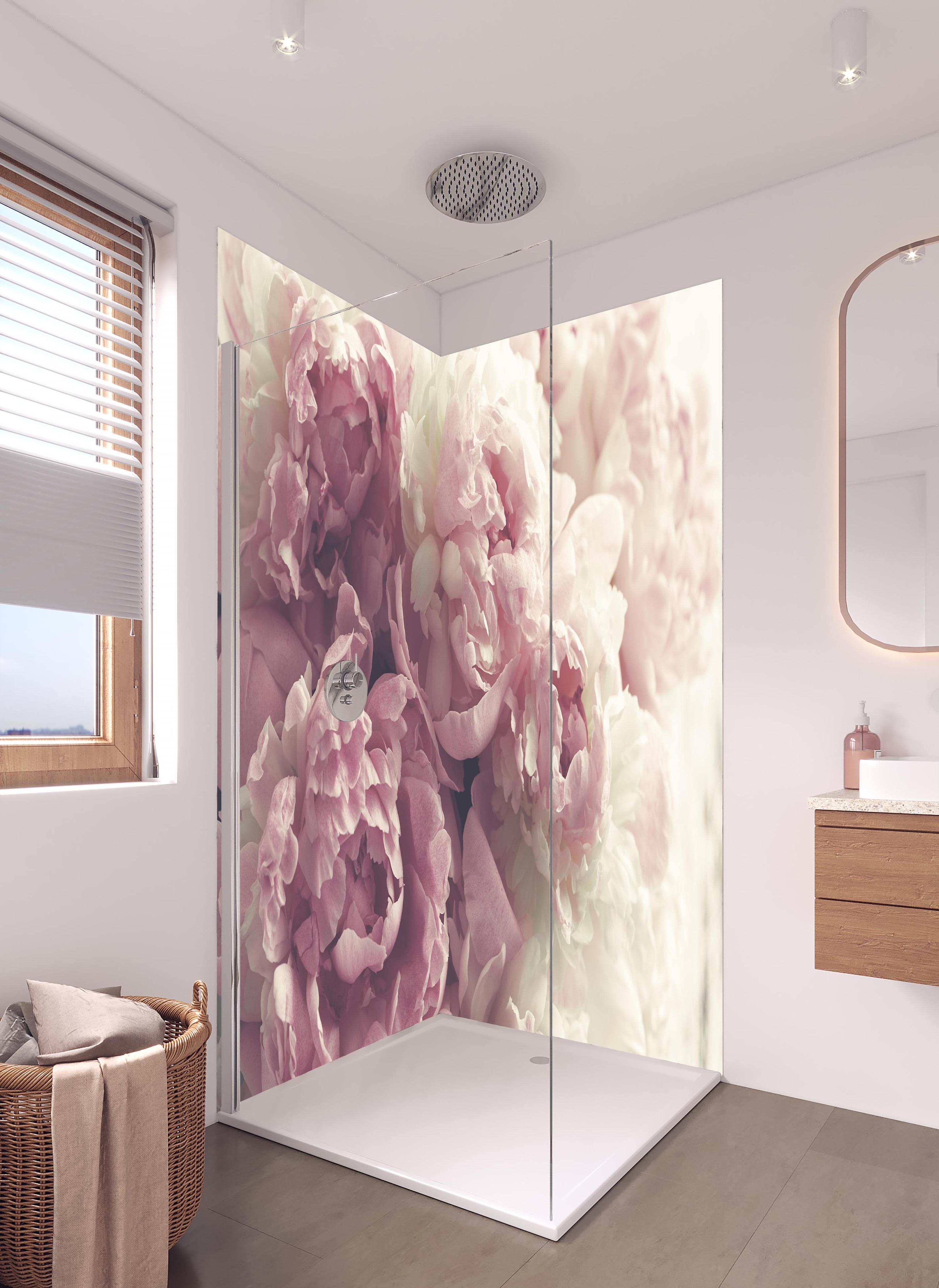 Duschrückwand - Flauschige rosa Pfingstrosen - Vintage in hellem Badezimmer mit Regenduschkopf - zweiteilige Eck-Duschrückwand