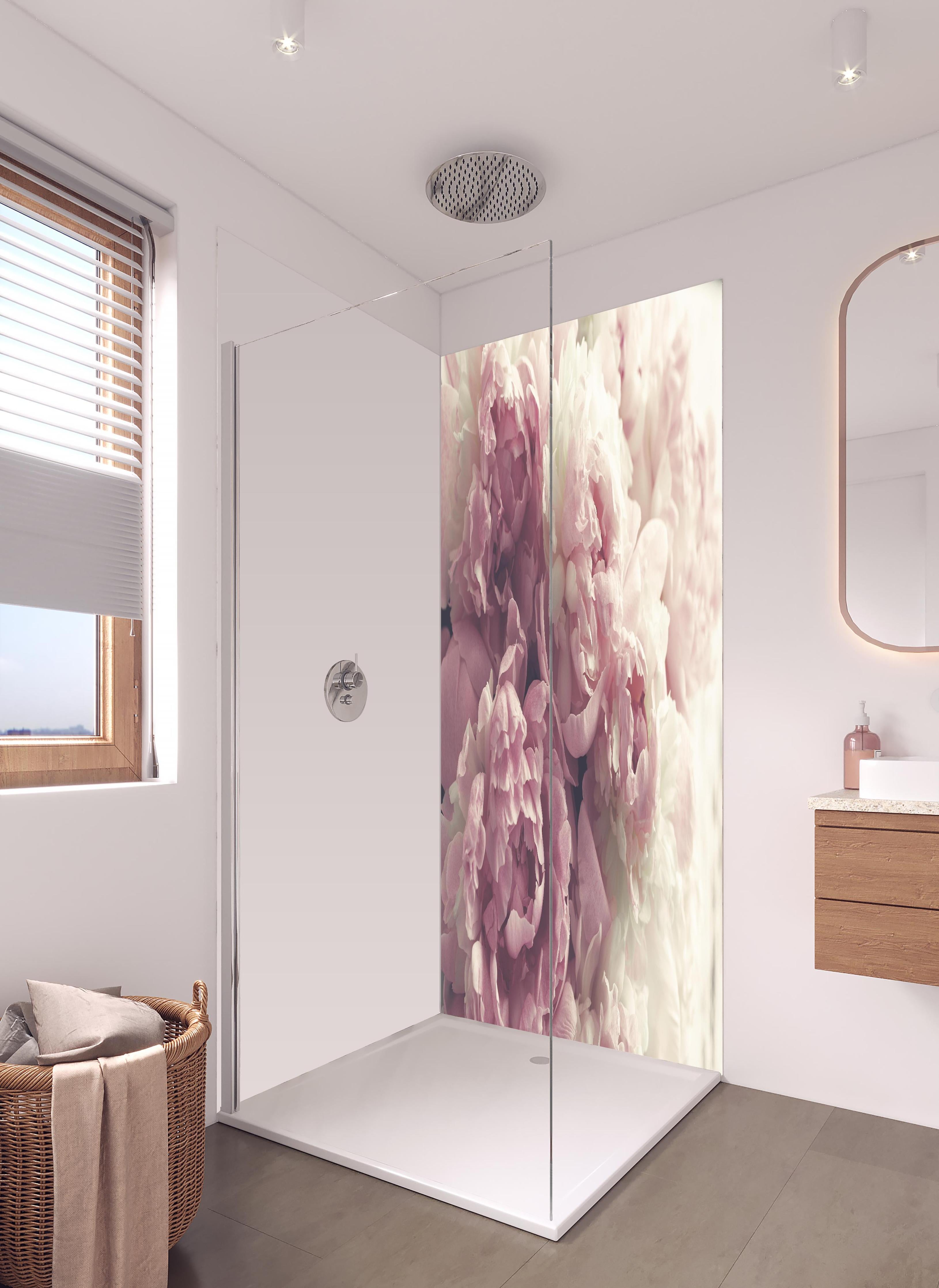 Duschrückwand - Flauschige rosa Pfingstrosen - Vintage in hellem Badezimmer mit Regenduschkopf - zweiteilige Eck-Duschrückwand
