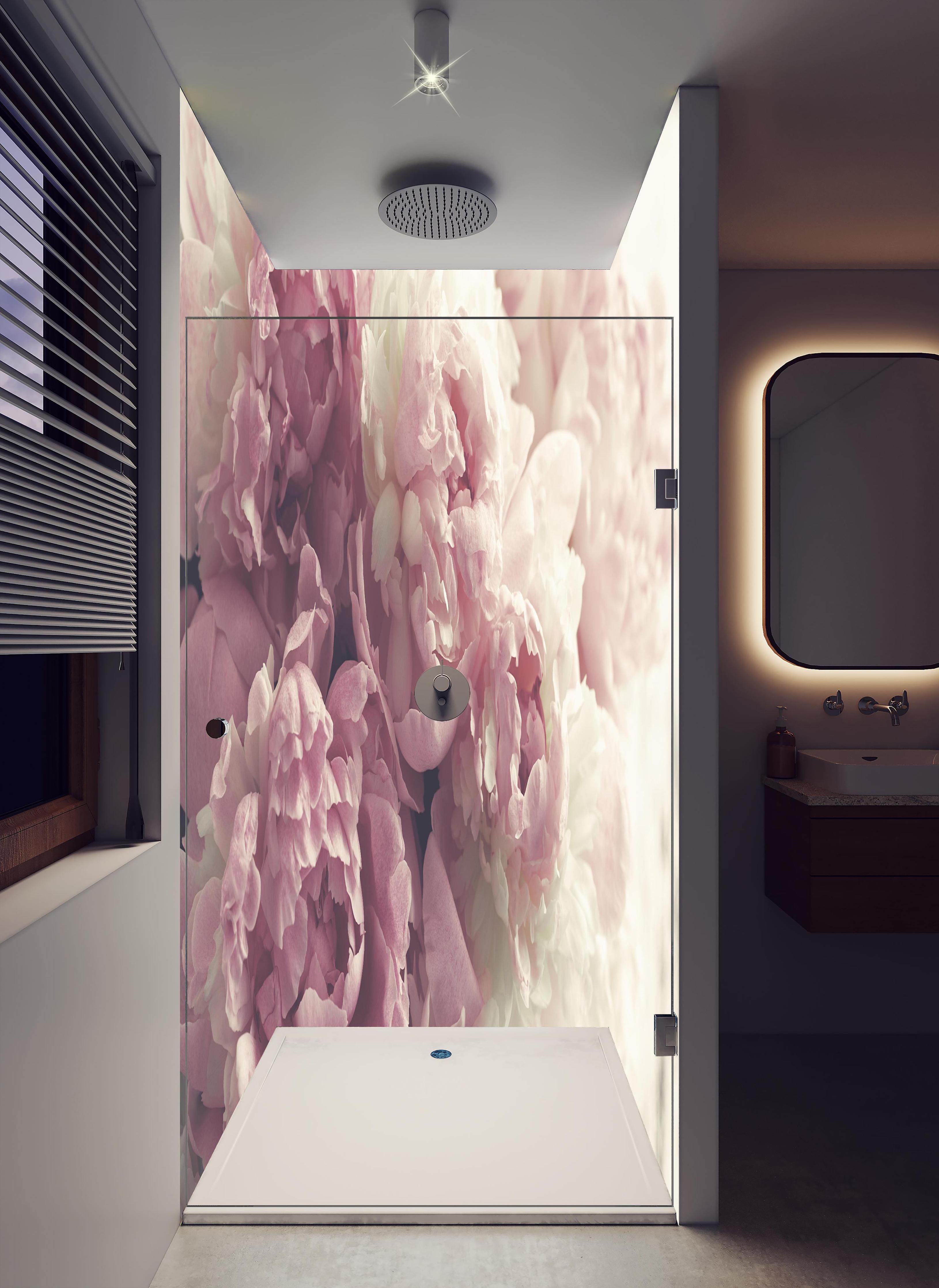 Duschrückwand - Flauschige rosa Pfingstrosen - Vintage in hellem Badezimmer mit Regenduschkopf - zweiteilige Eck-Duschrückwand