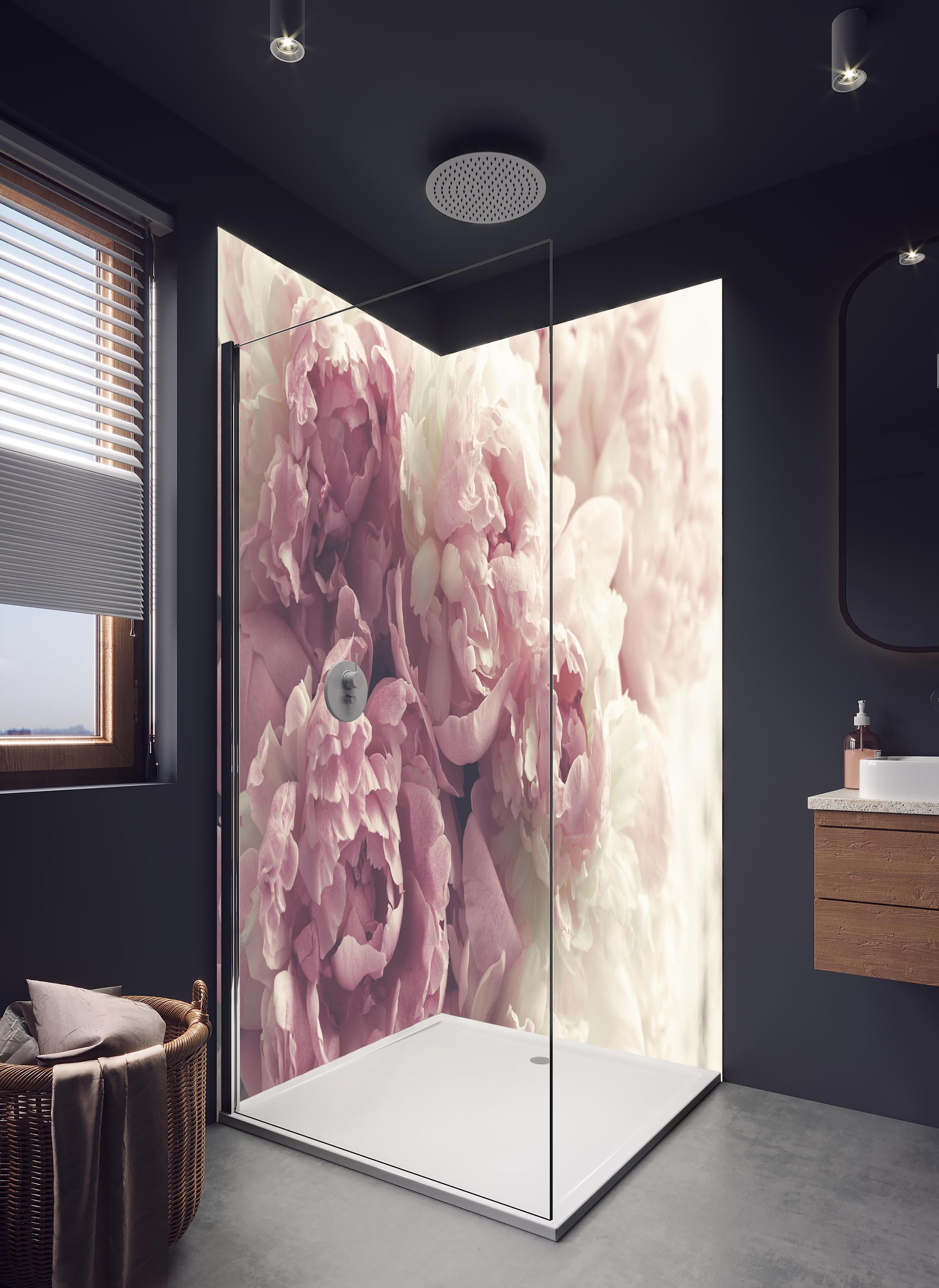 Duschrückwand - Flauschige rosa Pfingstrosen - Vintage in hellem Badezimmer mit Regenduschkopf - zweiteilige Eck-Duschrückwand