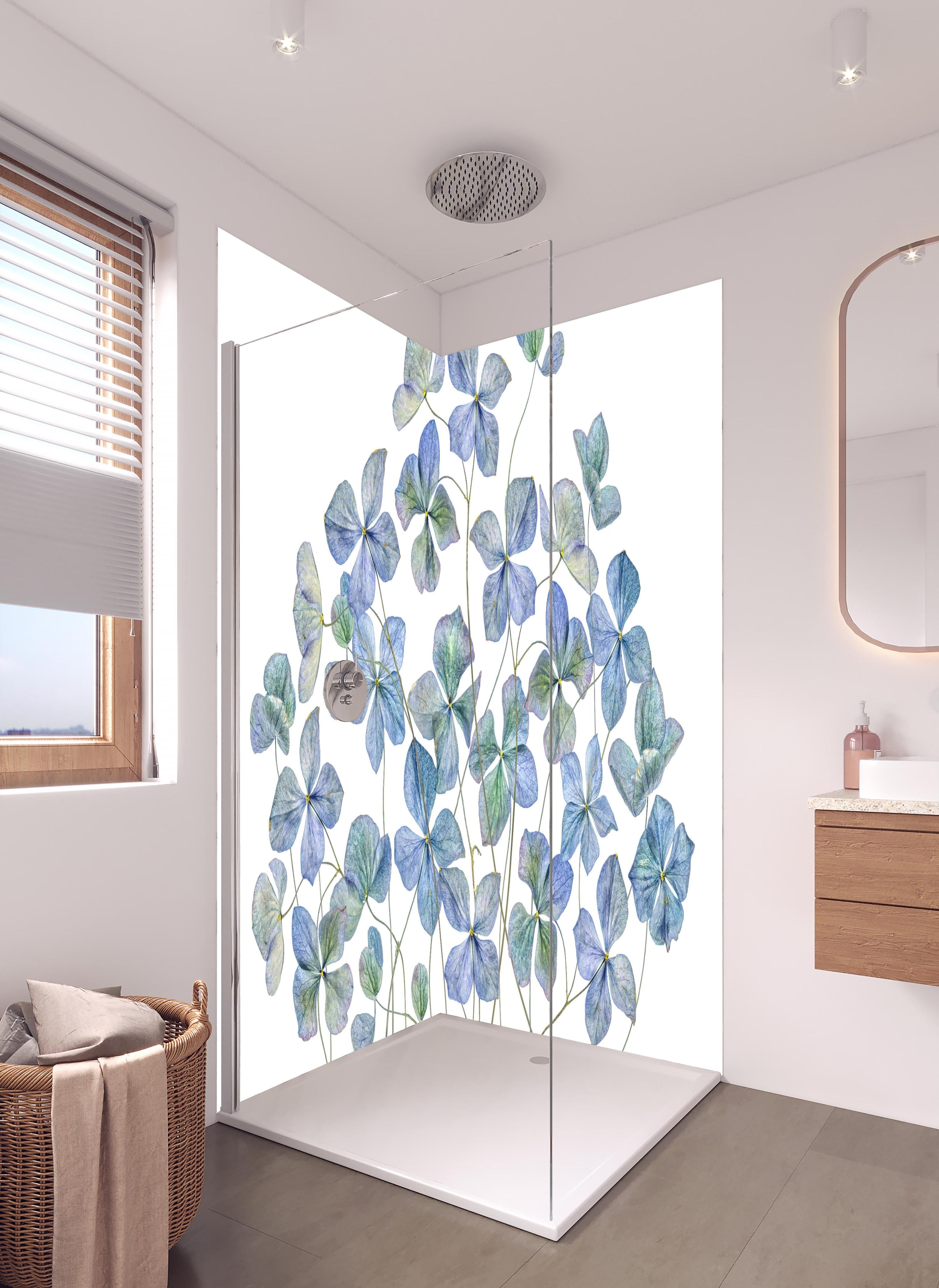 Duschrückwand - Florale Darstellung - Blaue Blumen in hellem Badezimmer mit Regenduschkopf - zweiteilige Eck-Duschrückwand