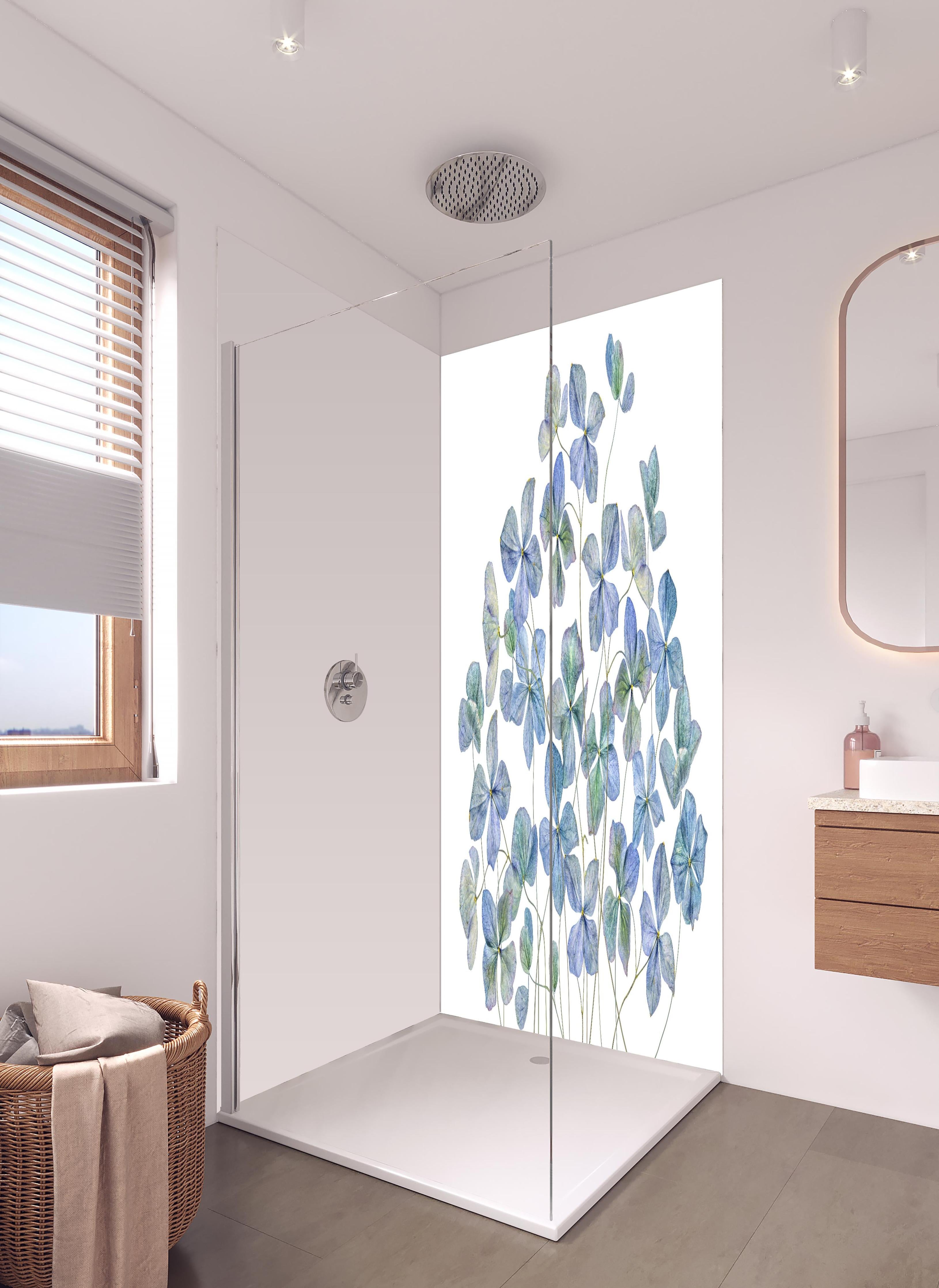 Duschrückwand - Florale Darstellung - Blaue Blumen in hellem Badezimmer mit Regenduschkopf - zweiteilige Eck-Duschrückwand