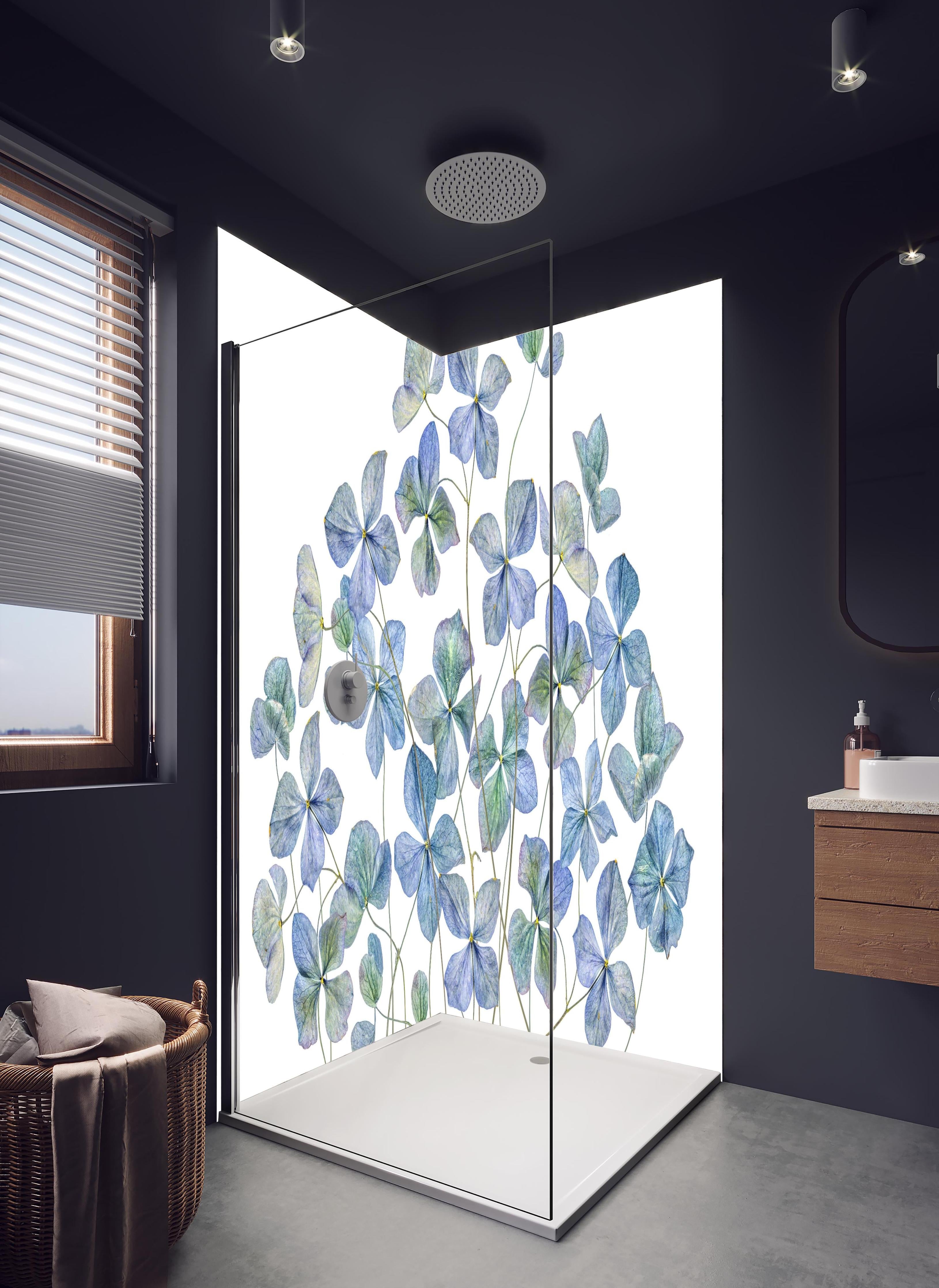Duschrückwand - Florale Darstellung - Blaue Blumen in hellem Badezimmer mit Regenduschkopf - zweiteilige Eck-Duschrückwand