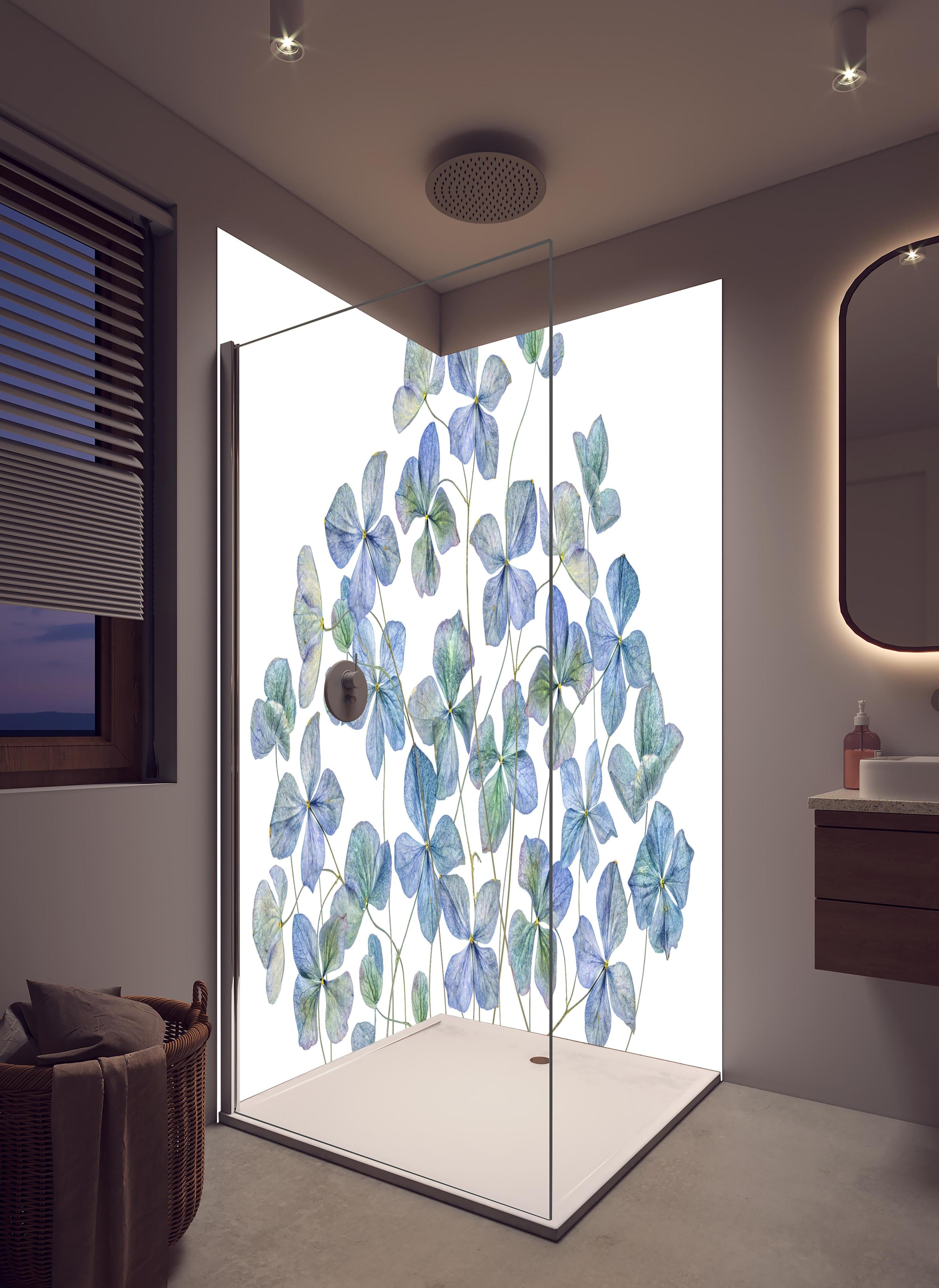 Duschrückwand - Florale Darstellung - Blaue Blumen in hellem Badezimmer mit Regenduschkopf - zweiteilige Eck-Duschrückwand
