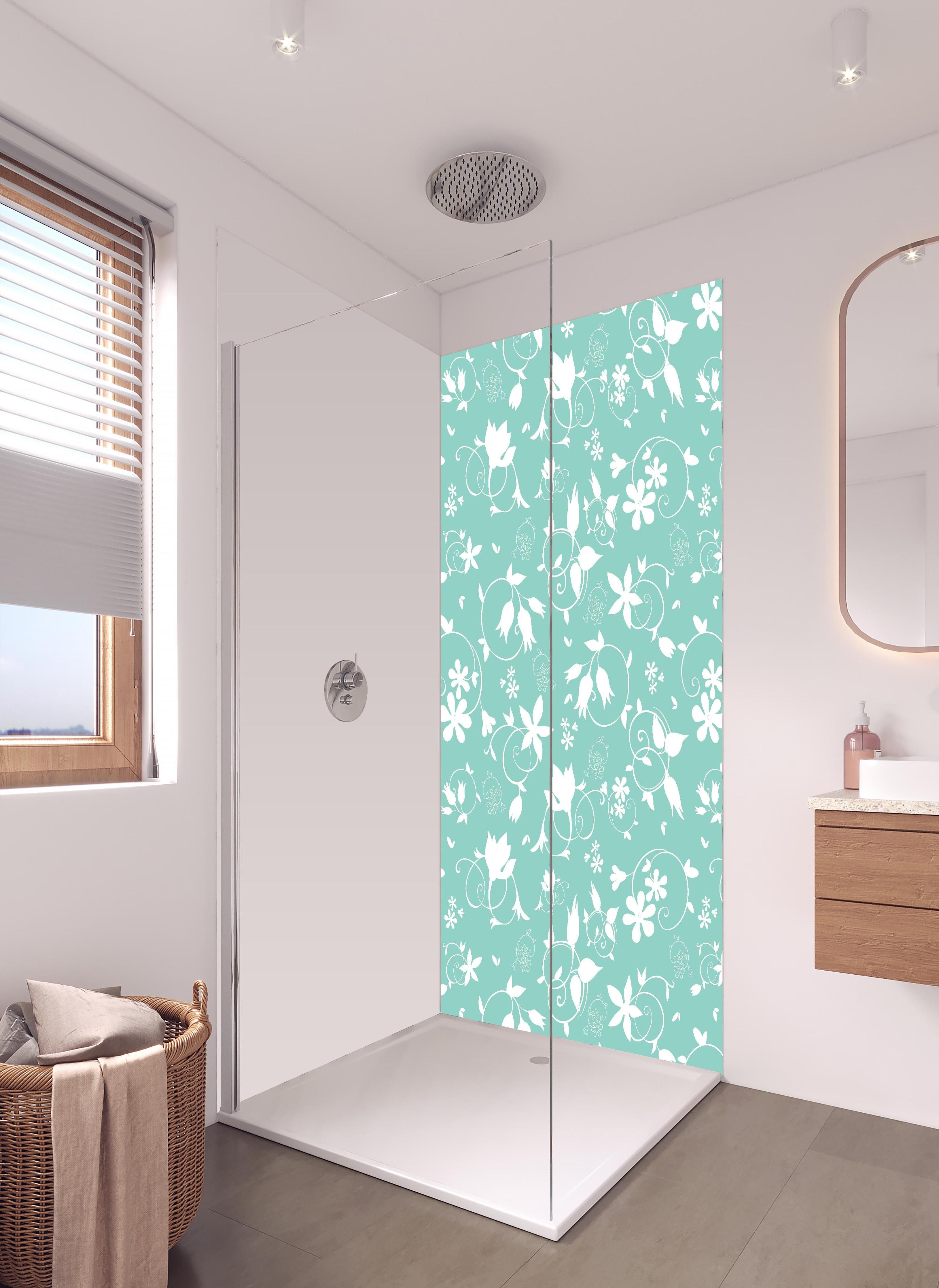 Duschrückwand - Florales Muster Türkis Weiß Design in hellem Badezimmer mit Regenduschkopf - zweiteilige Eck-Duschrückwand