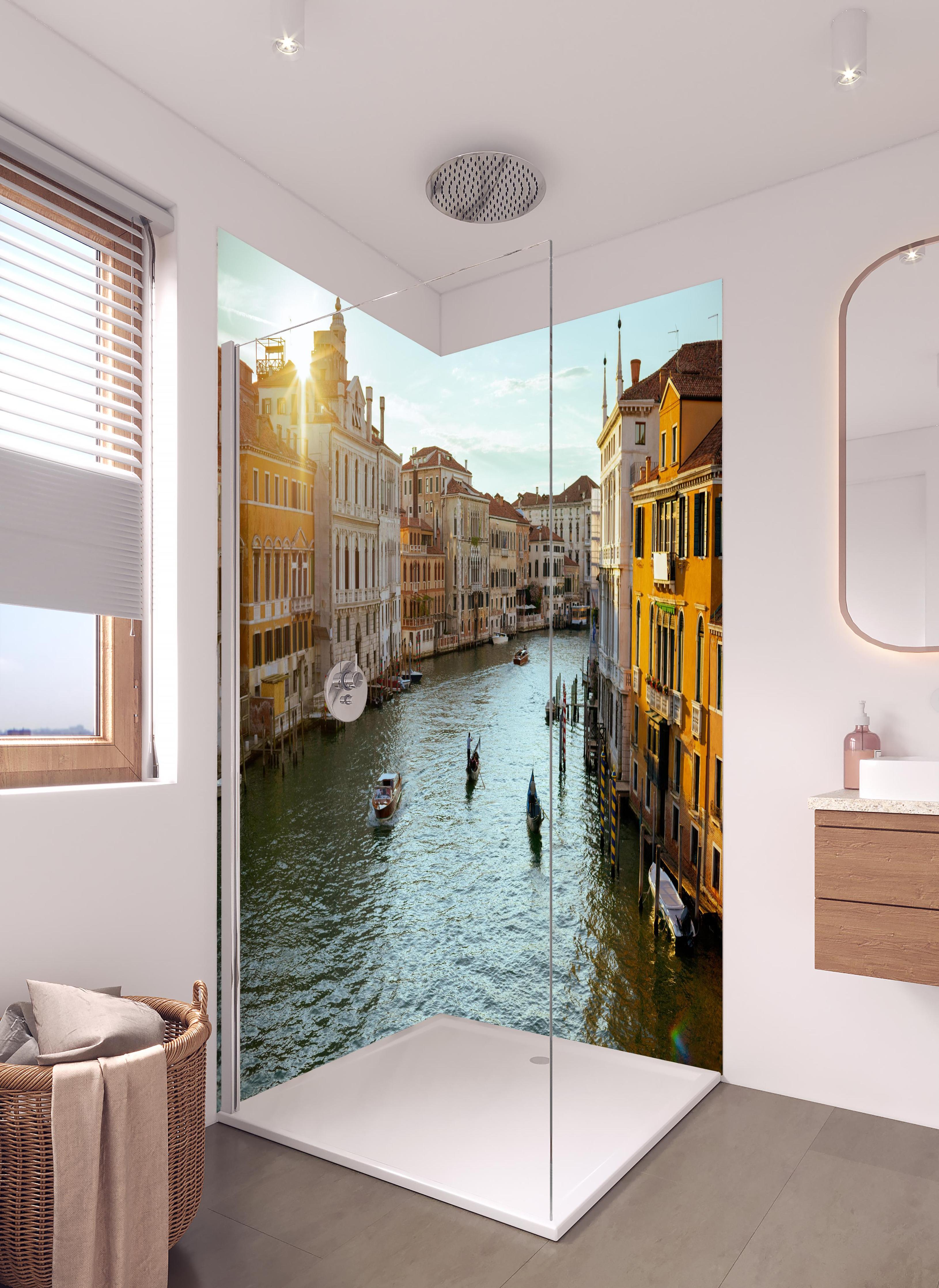 Duschrückwand - Flusslandschaft mit Gondel - Venedig in hellem Badezimmer mit Regenduschkopf - zweiteilige Eck-Duschrückwand